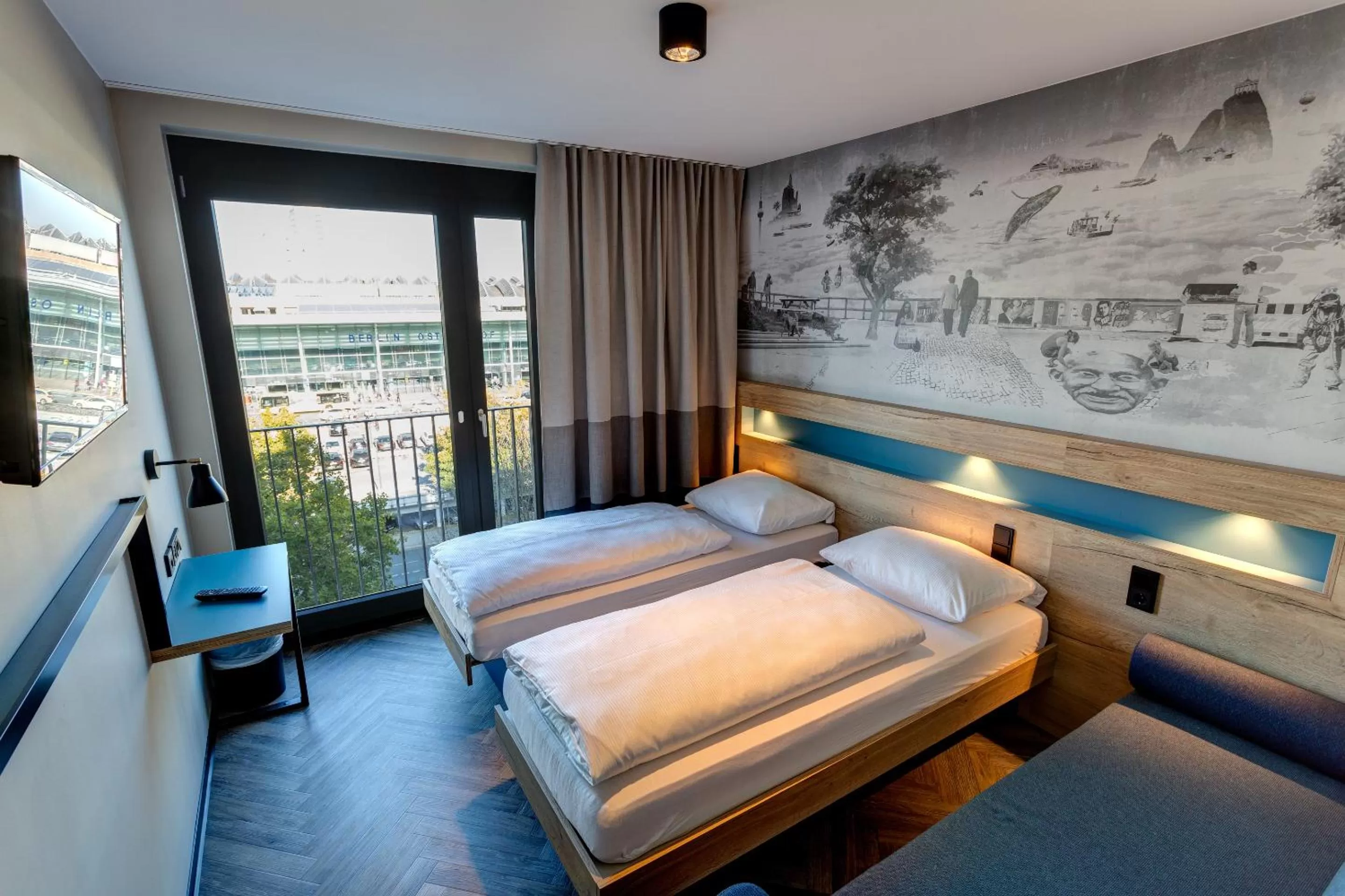 Bed in Schulz Hotel Berlin Wall at the East Side Gallery