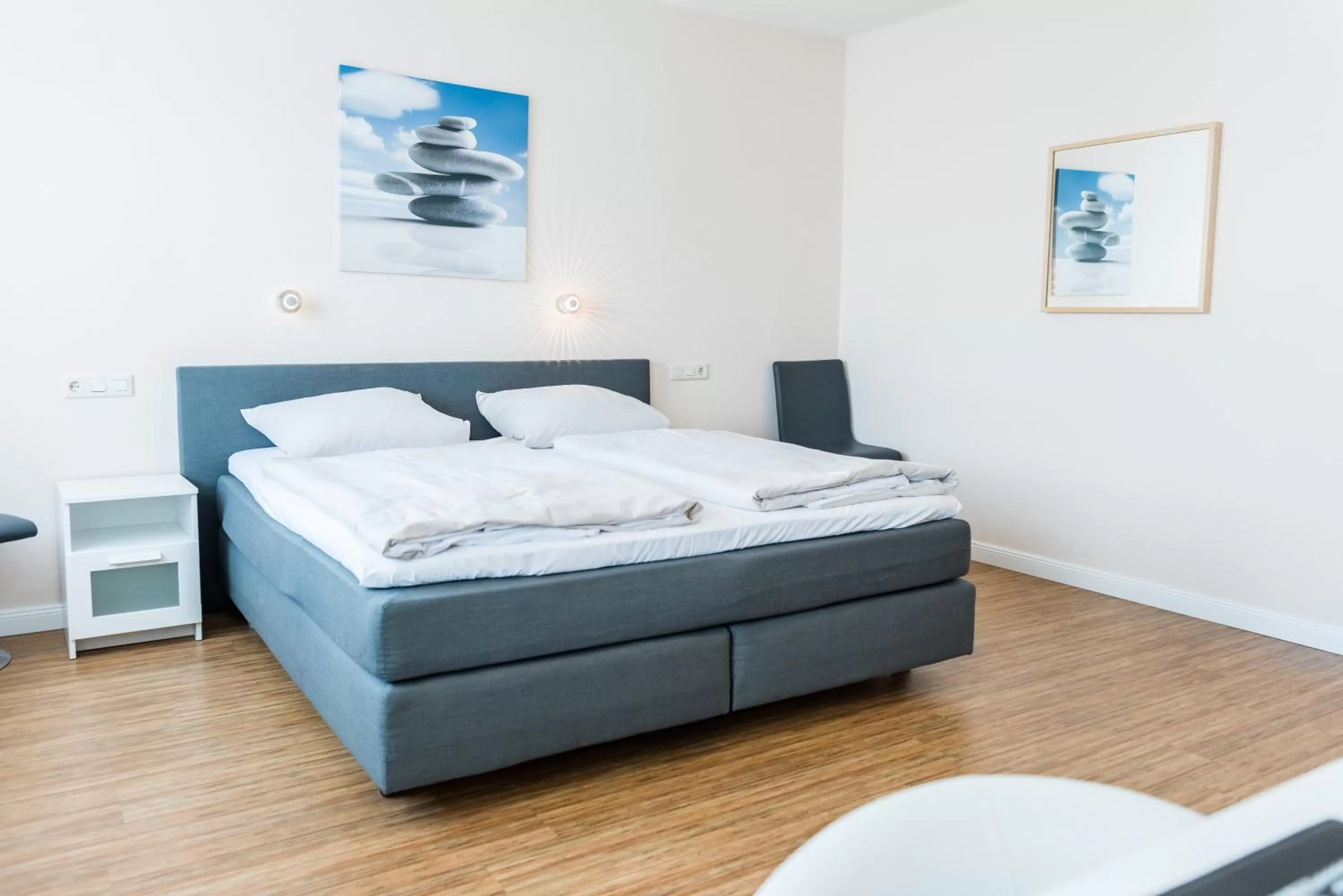 Photo of the whole room, Bed in Schäfers Hotel, Self-Check-in, Cafe und Bäcker am Hotel