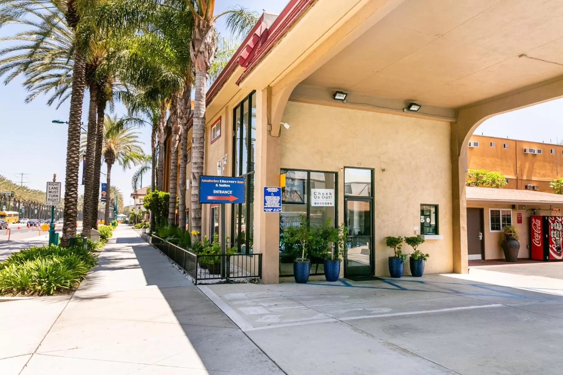 Facade/entrance in Anaheim Discovery Inn and Suites