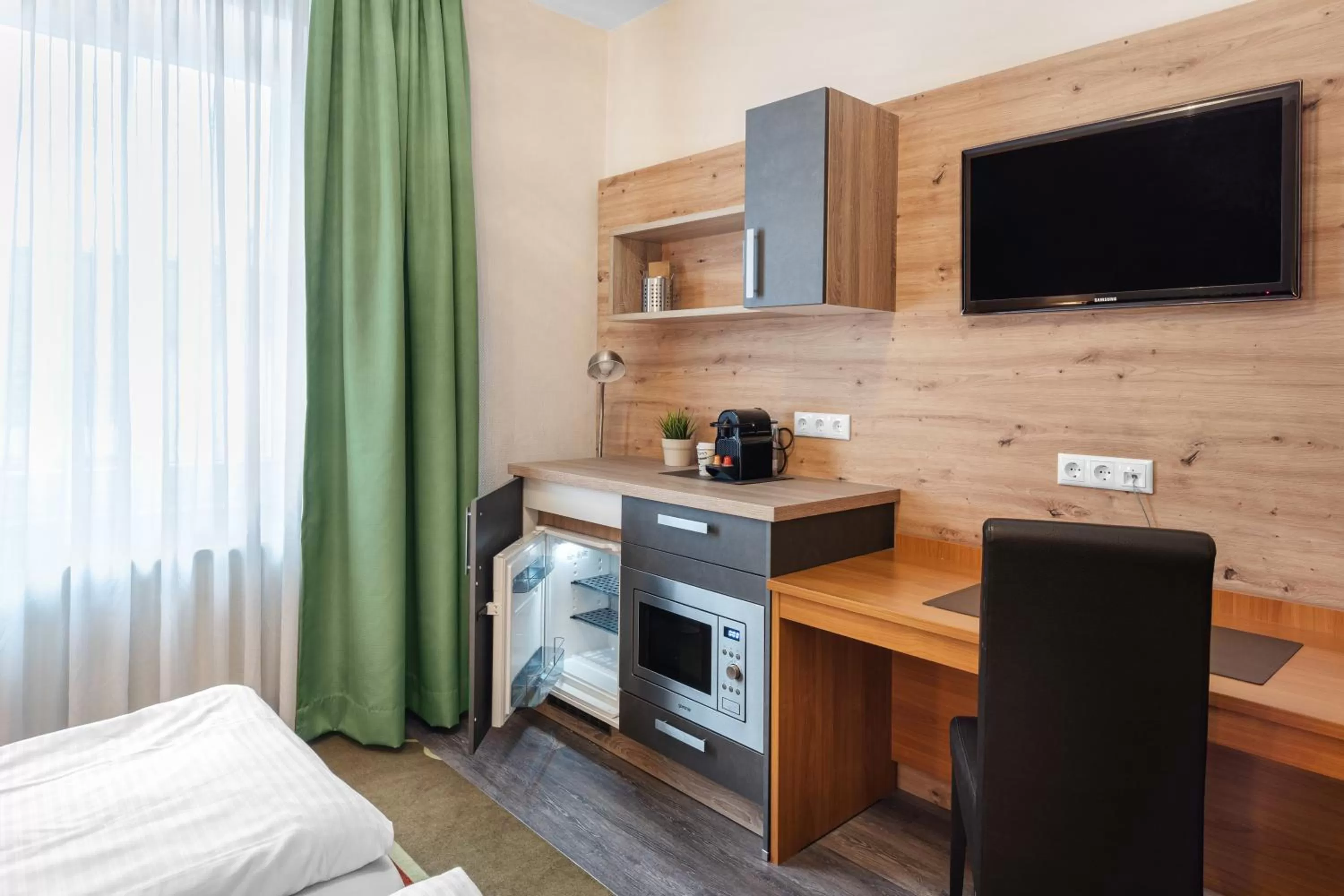 Kitchen or kitchenette, Bed in Schieners Hotel & Apfelhof Apartments