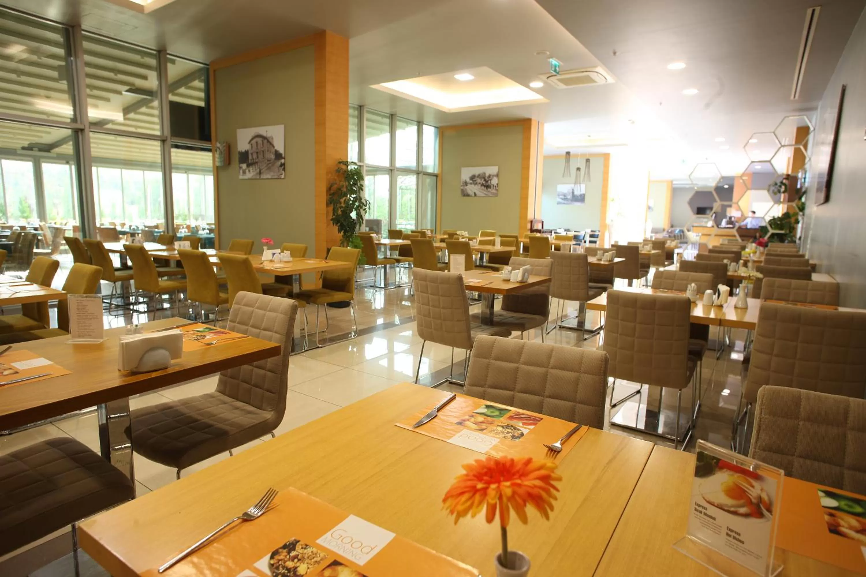 Restaurant/places to eat in Holiday Inn Express Manisa-West by IHG