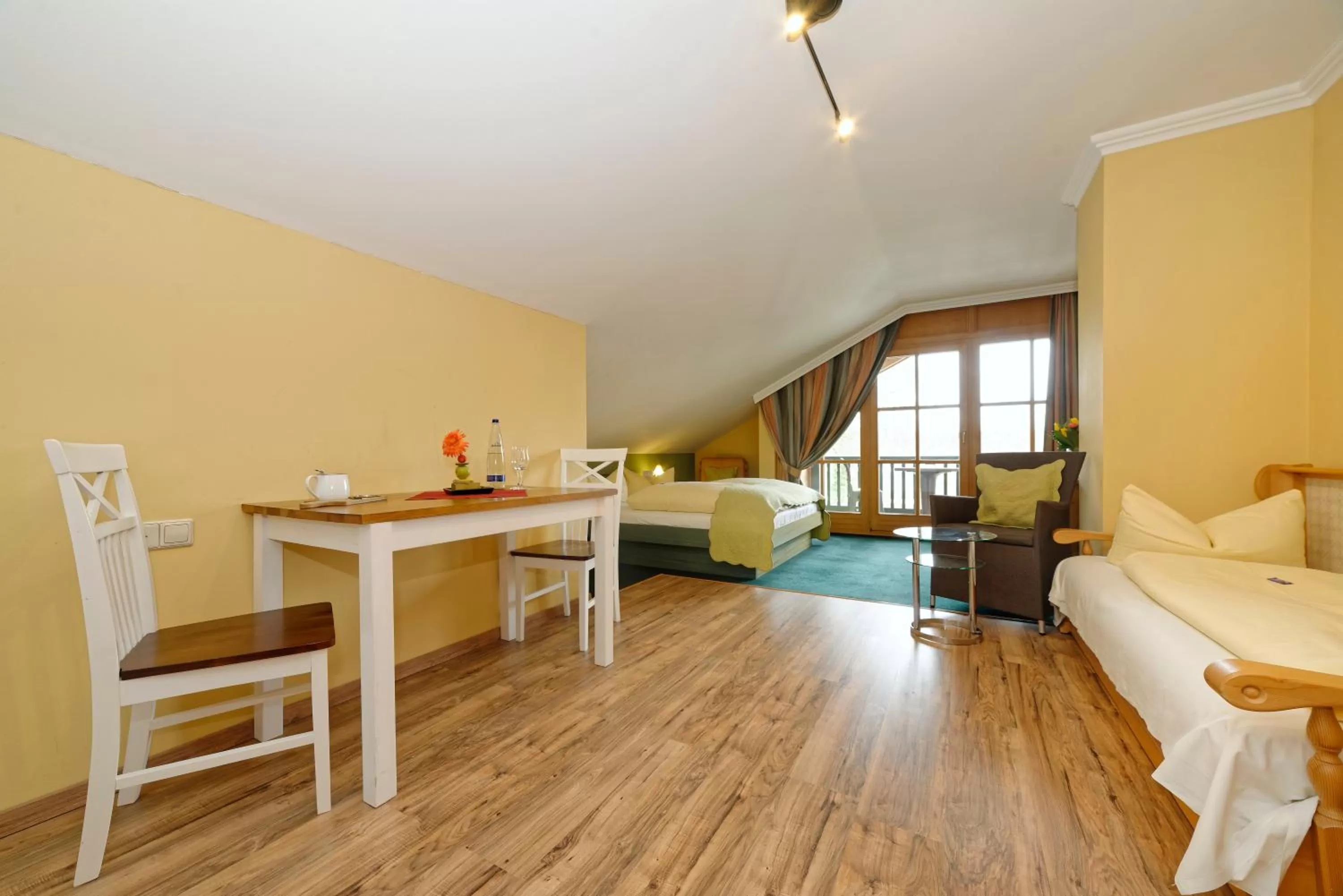 Seating area, Bed in Hotel zum Maximilian