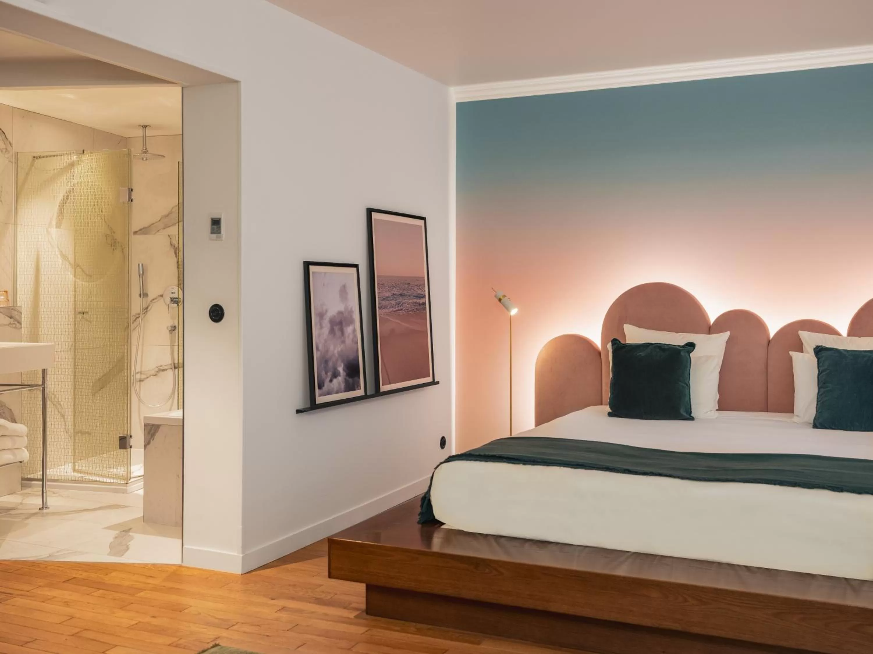 Photo of the whole room, Bed in Seven Hotel Paris