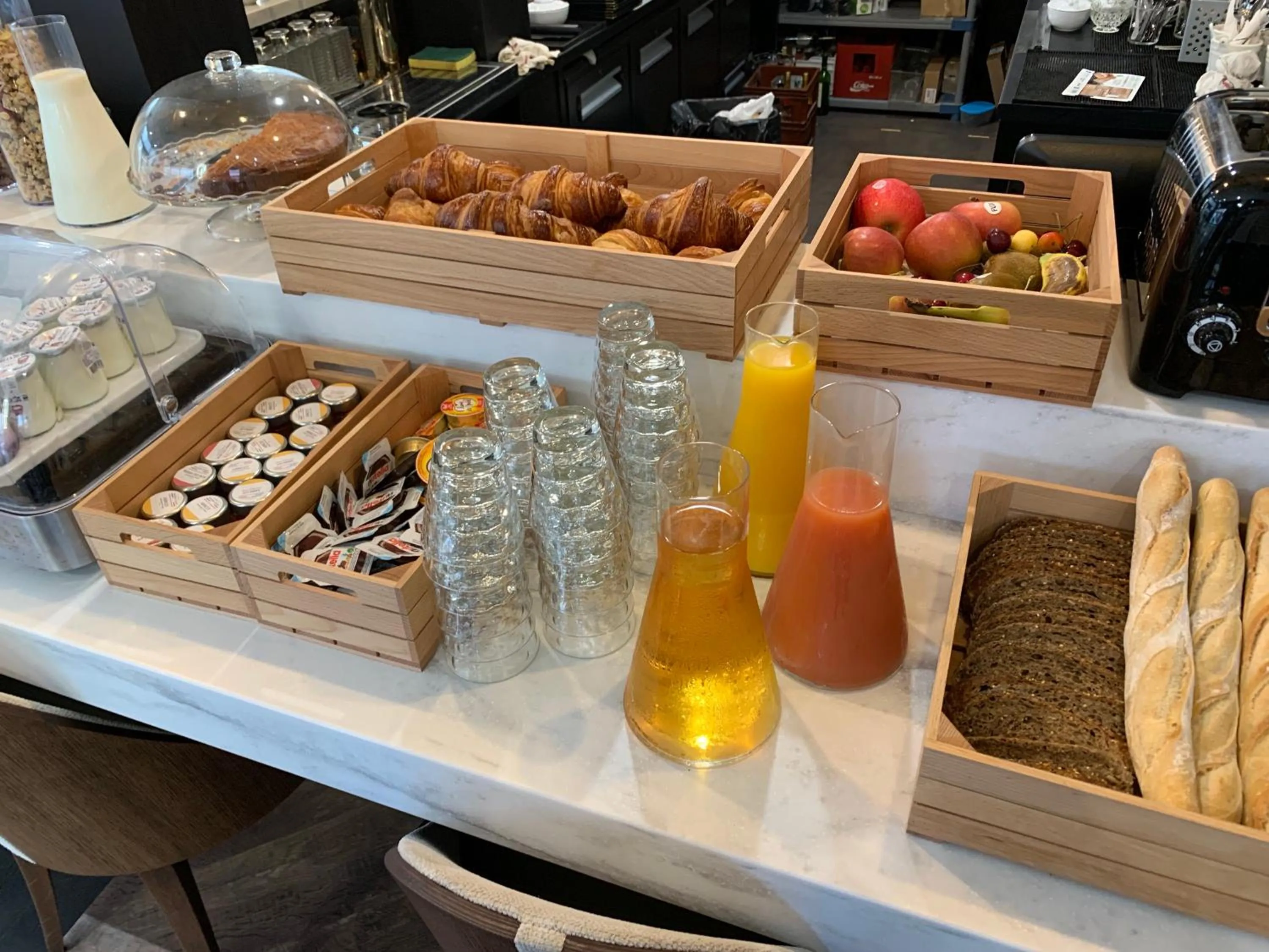 Continental breakfast in Hôtel Cosmopolitain