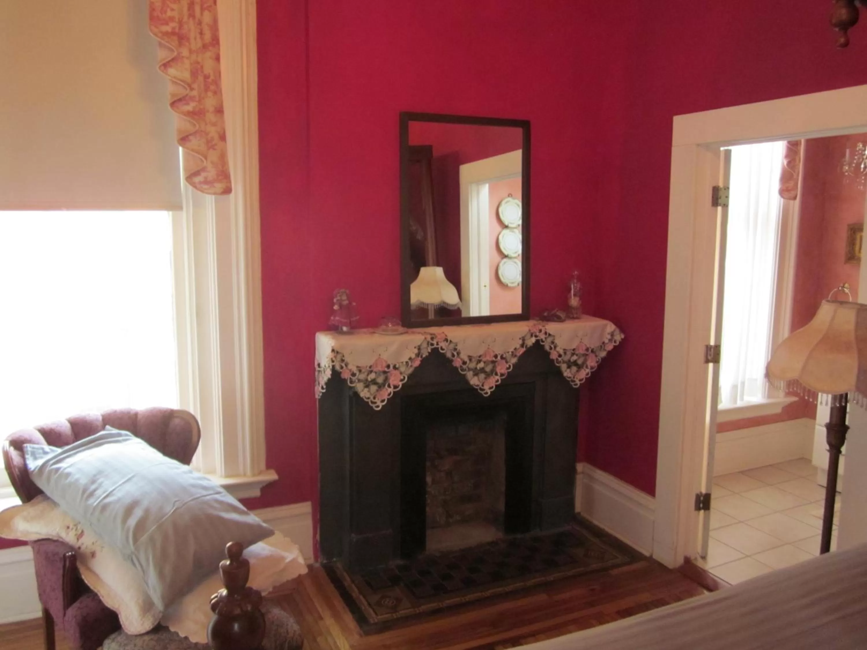 Communal lounge/ TV room in Baer House Inn