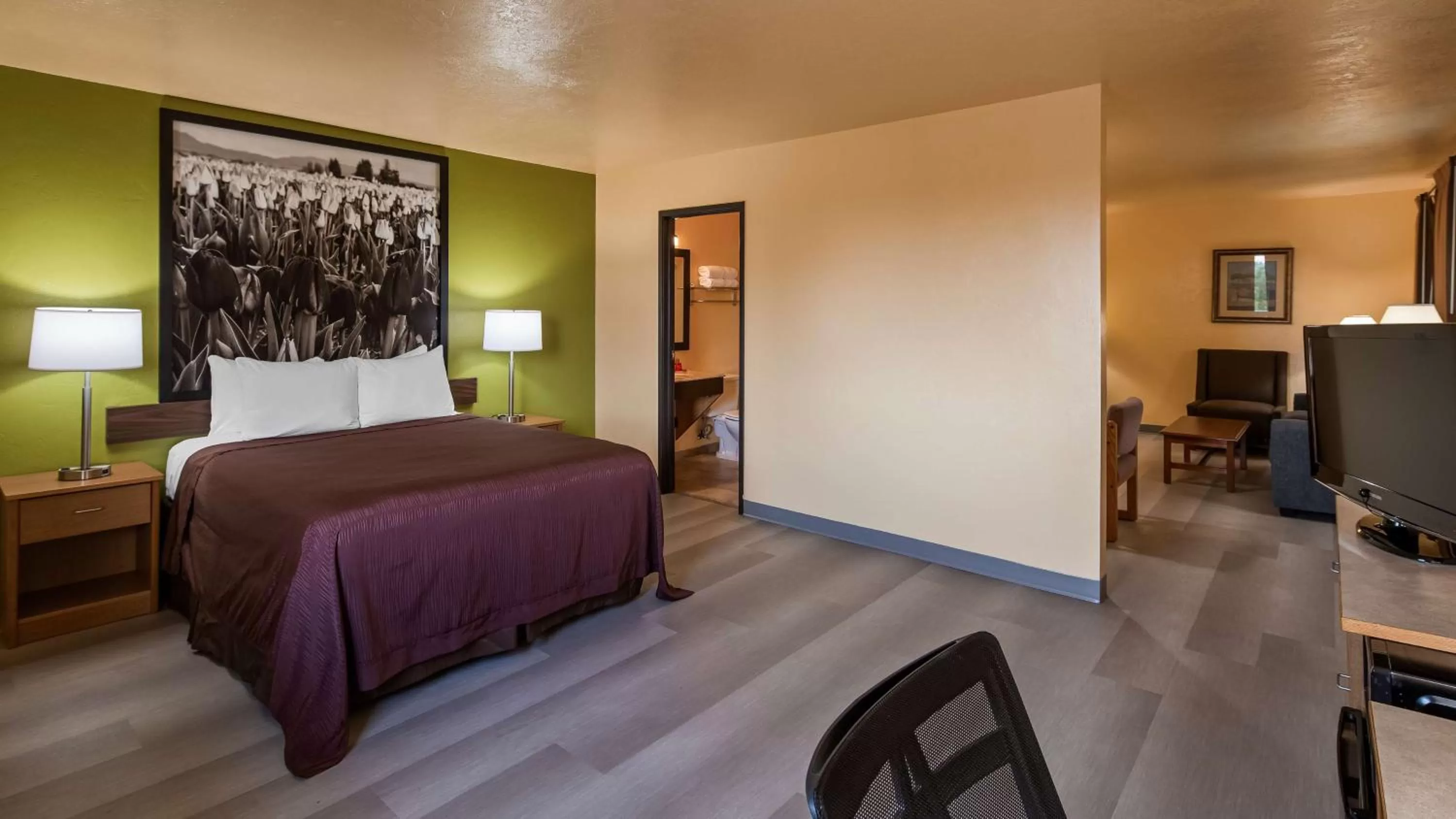 Photo of the whole room, Bed in SureStay Hotel by Best Western Ellensburg