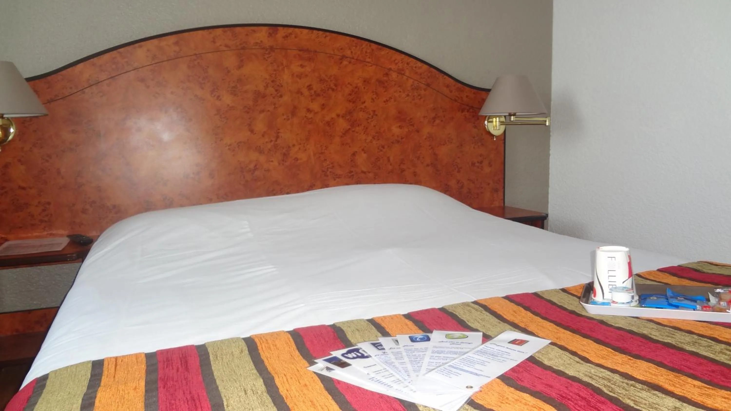 Bed in Logis Cottage Hôtel