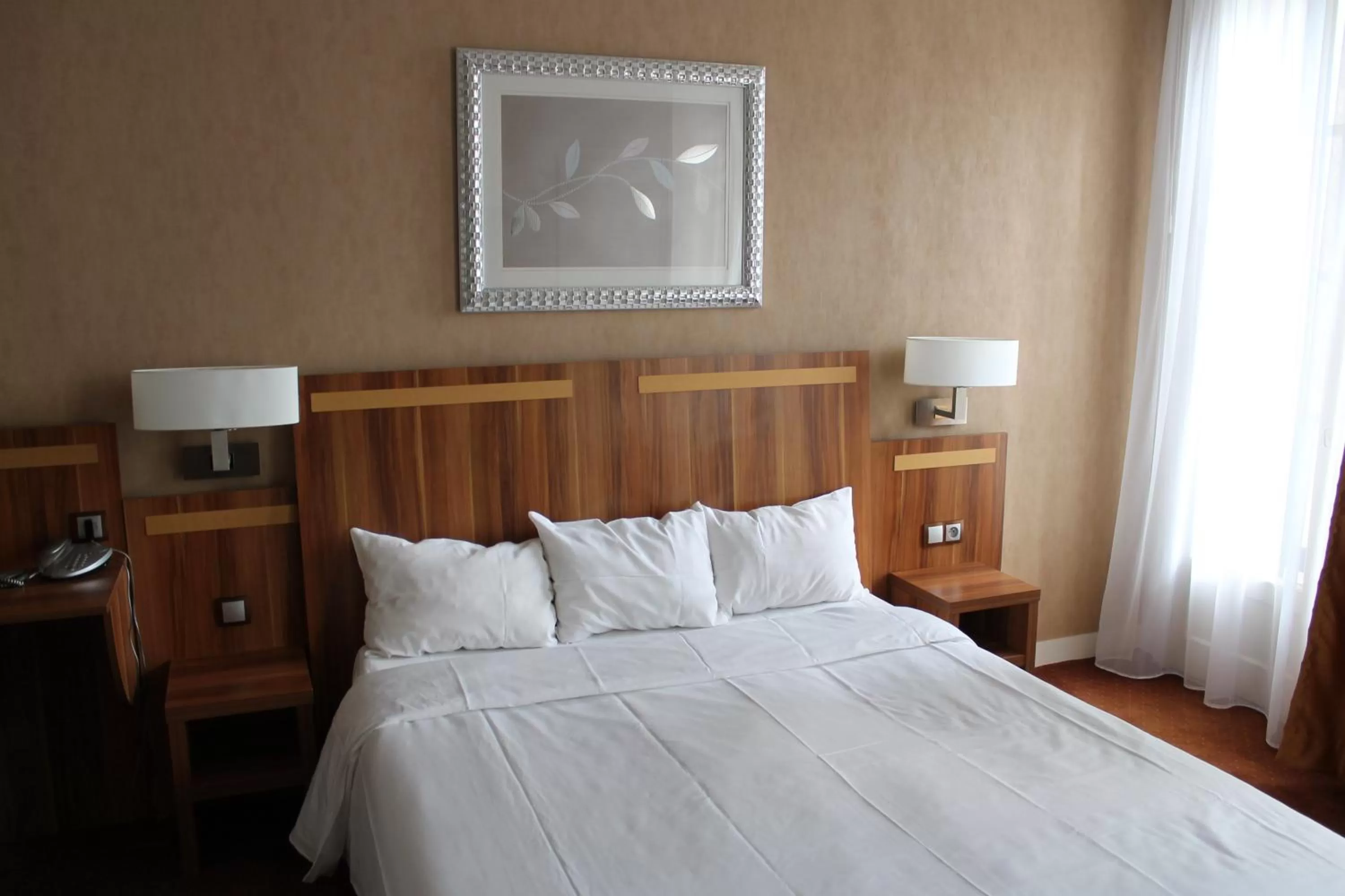 Photo of the whole room, Bed in Hotel The Originals du Grand Monarque Nantes Gare