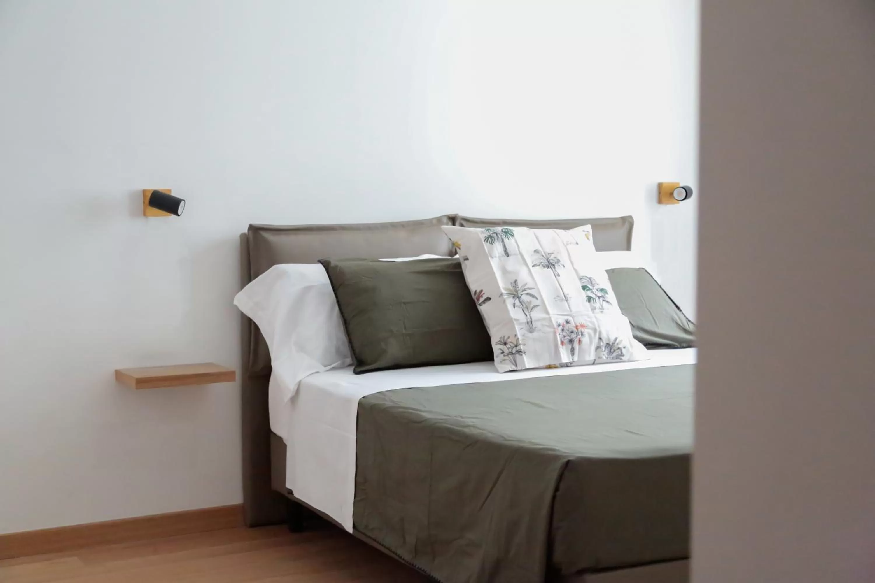 Bed in Glass House - Smart Rooms & Parking