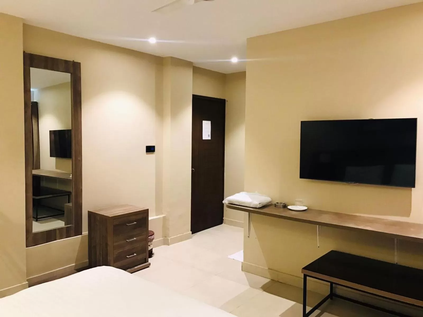 Bedroom, Bed in Hamsun Shahrah-e-Faisal