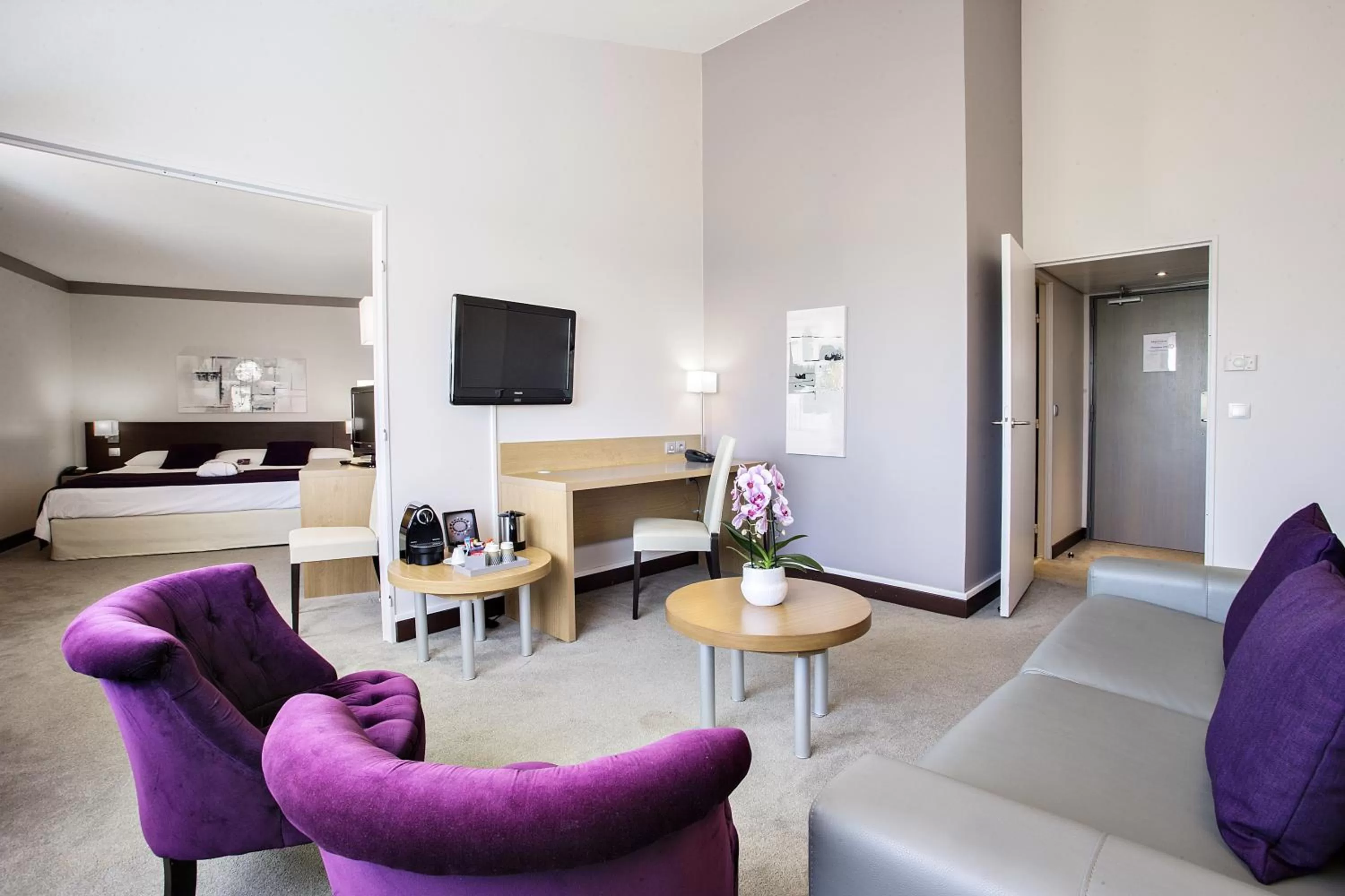 Living room, Bed in Mercure Toulouse Aéroport Golf de Seilh