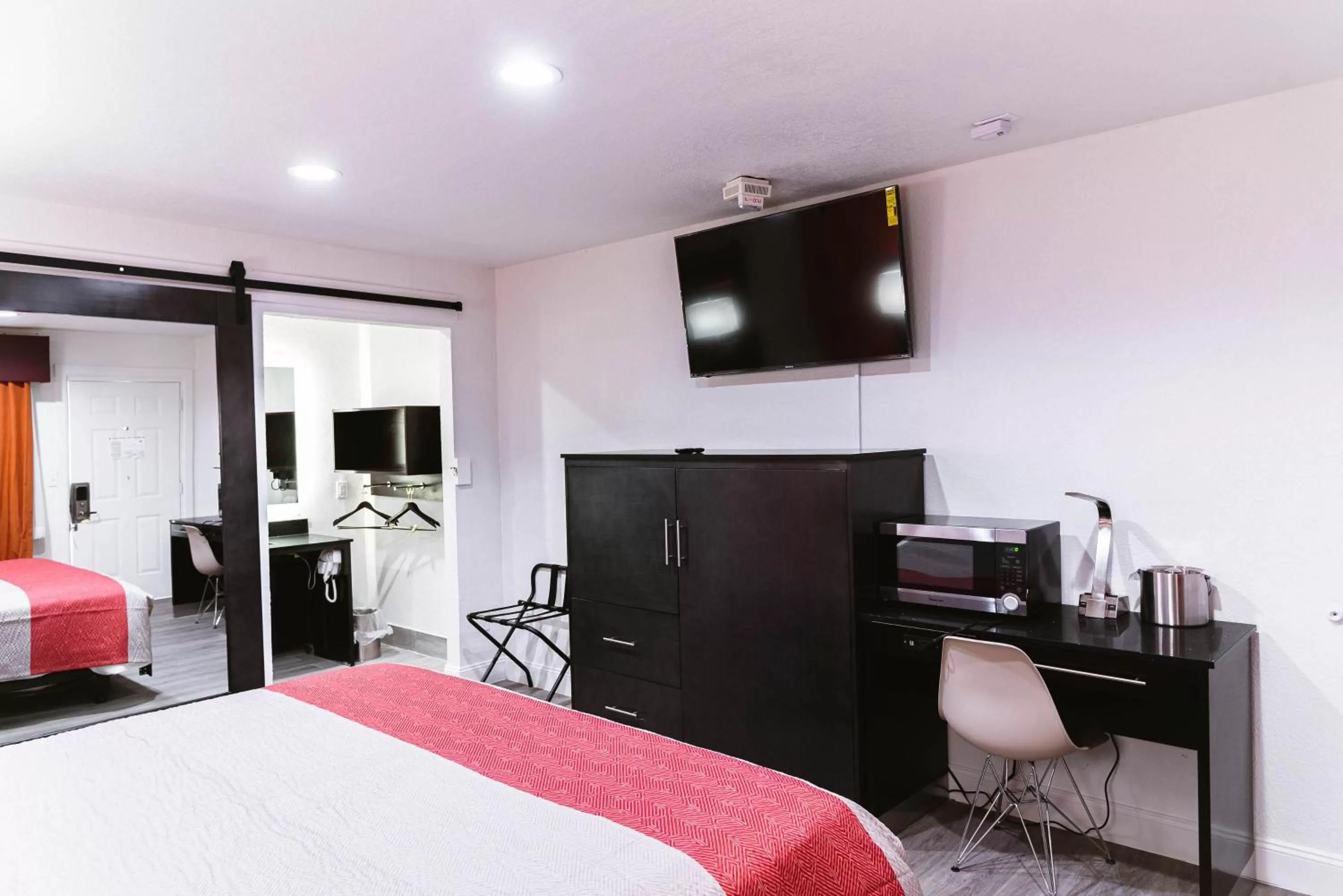 Bed in Motel 6 Bellville, OH