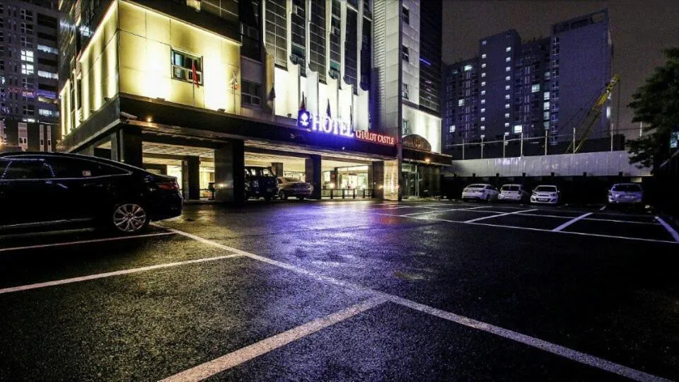 Facade/Entrance in Hotel Charlot Castle