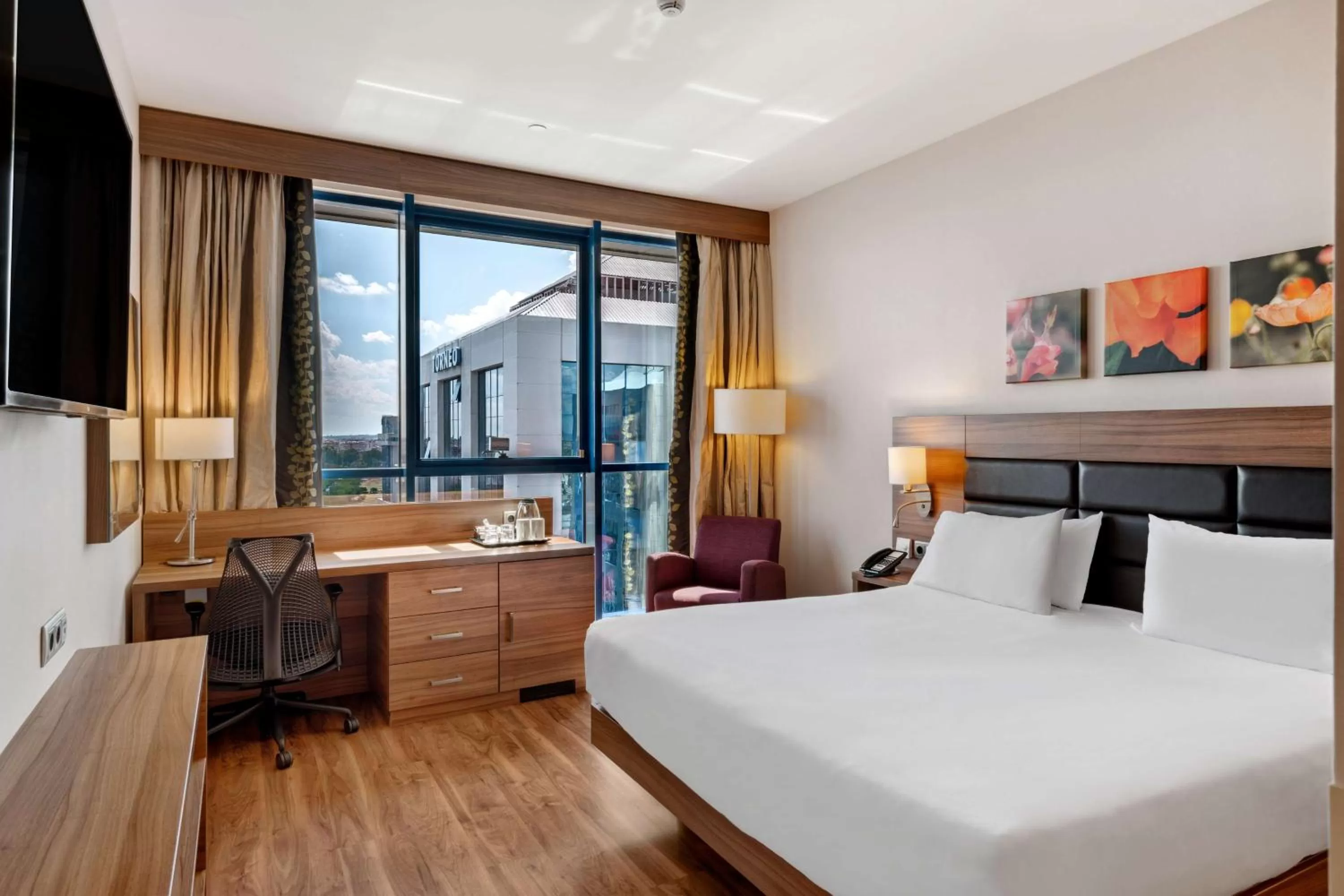 Bedroom, Bed in Hilton Garden Inn Sevilla