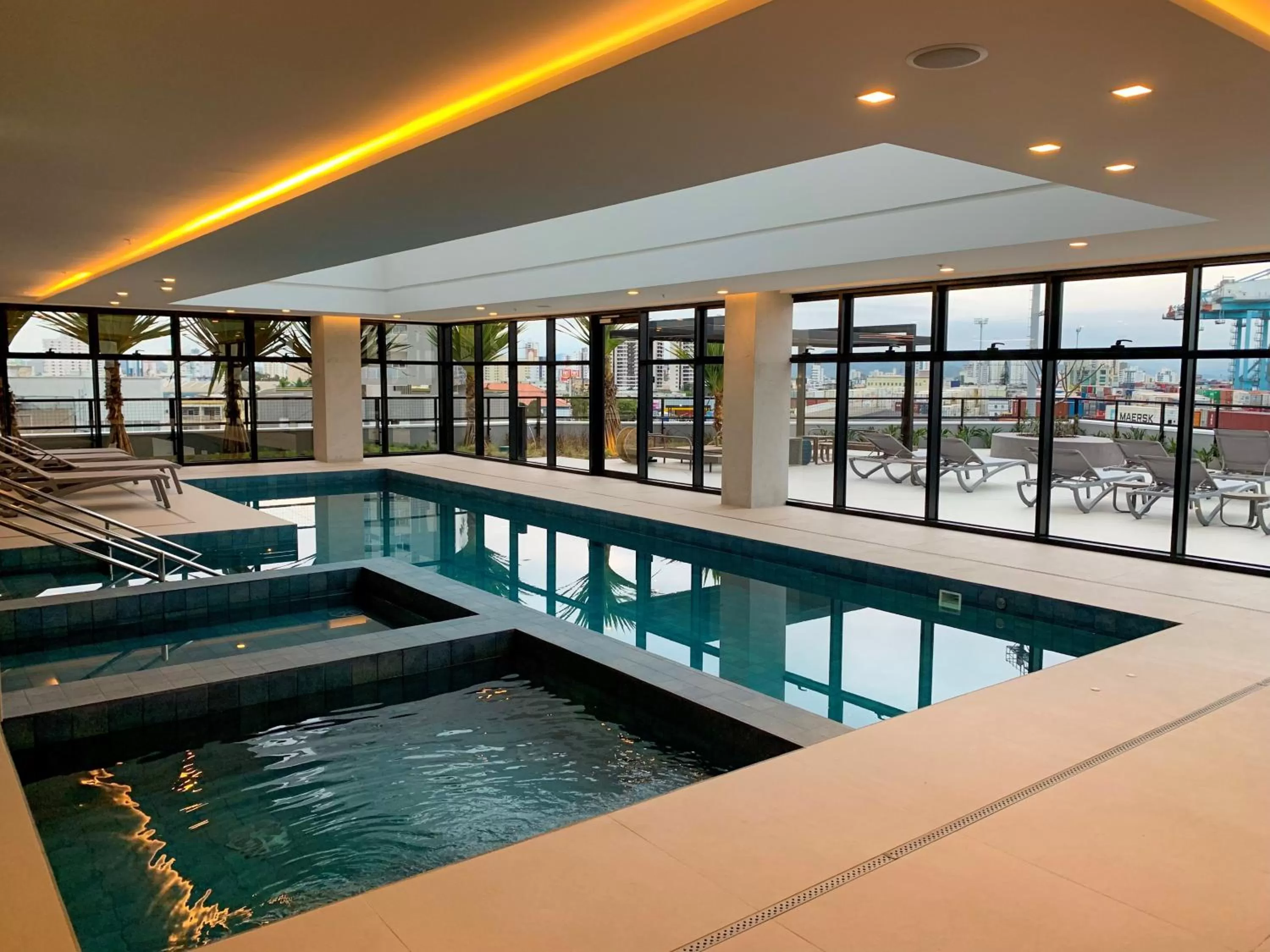 Swimming pool in Mercure Itajai Navegantes
