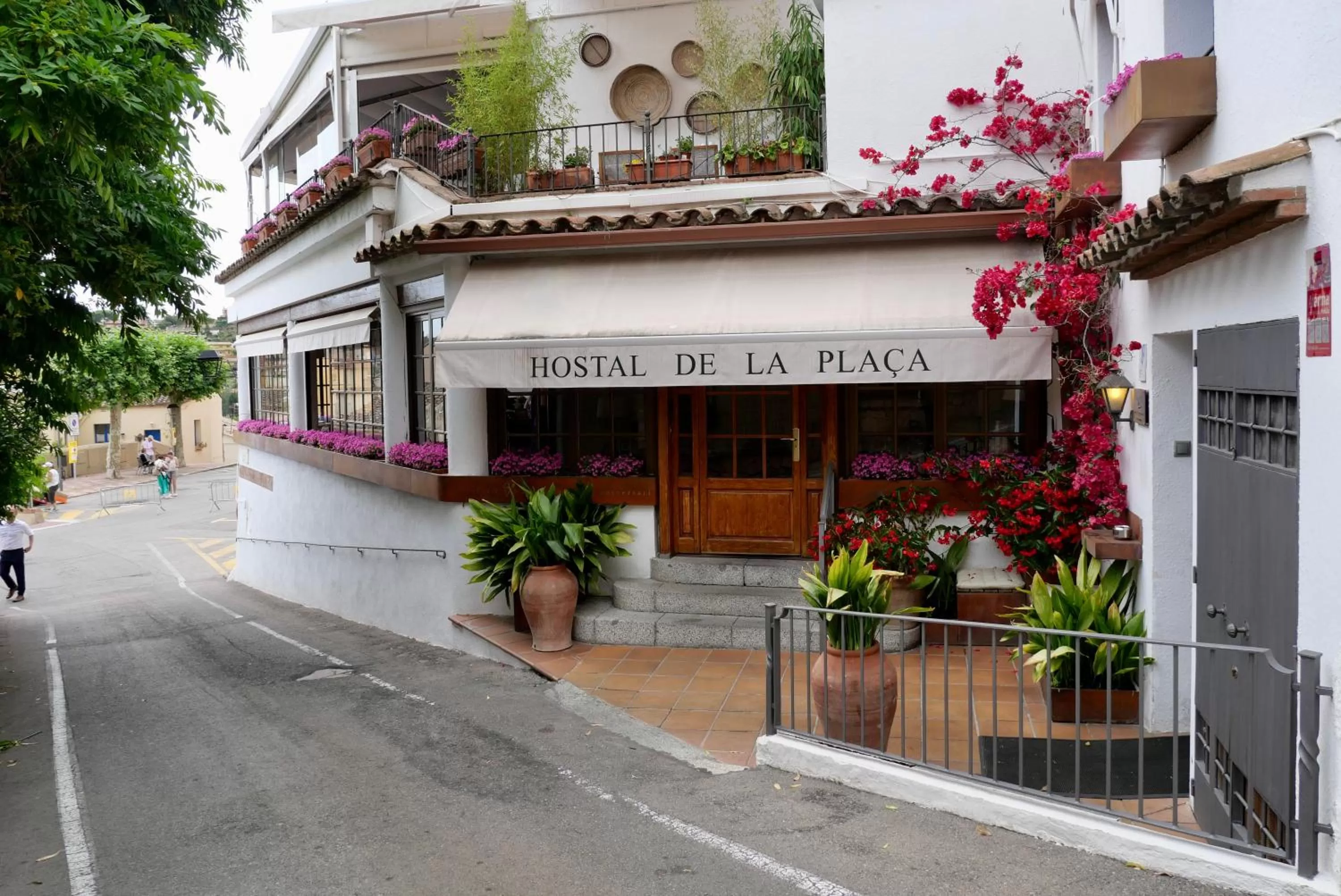 Property building in Hostal de la Plaça - Hotel Boutique