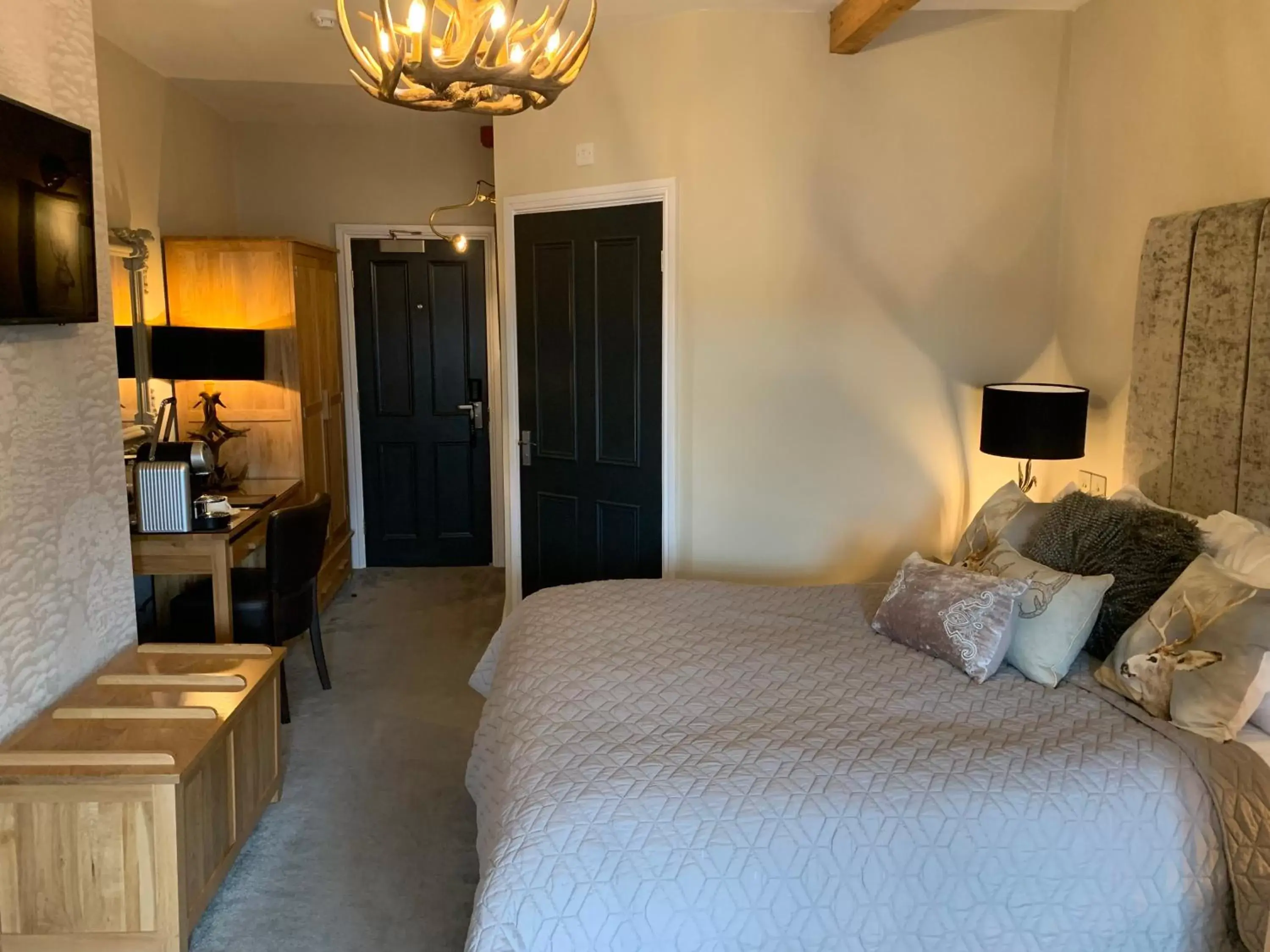 Superior King Room in The Wheatsheaf Hotel, Sandbach Superior King Room in The Wheatsheaf Hotel, Sandbach