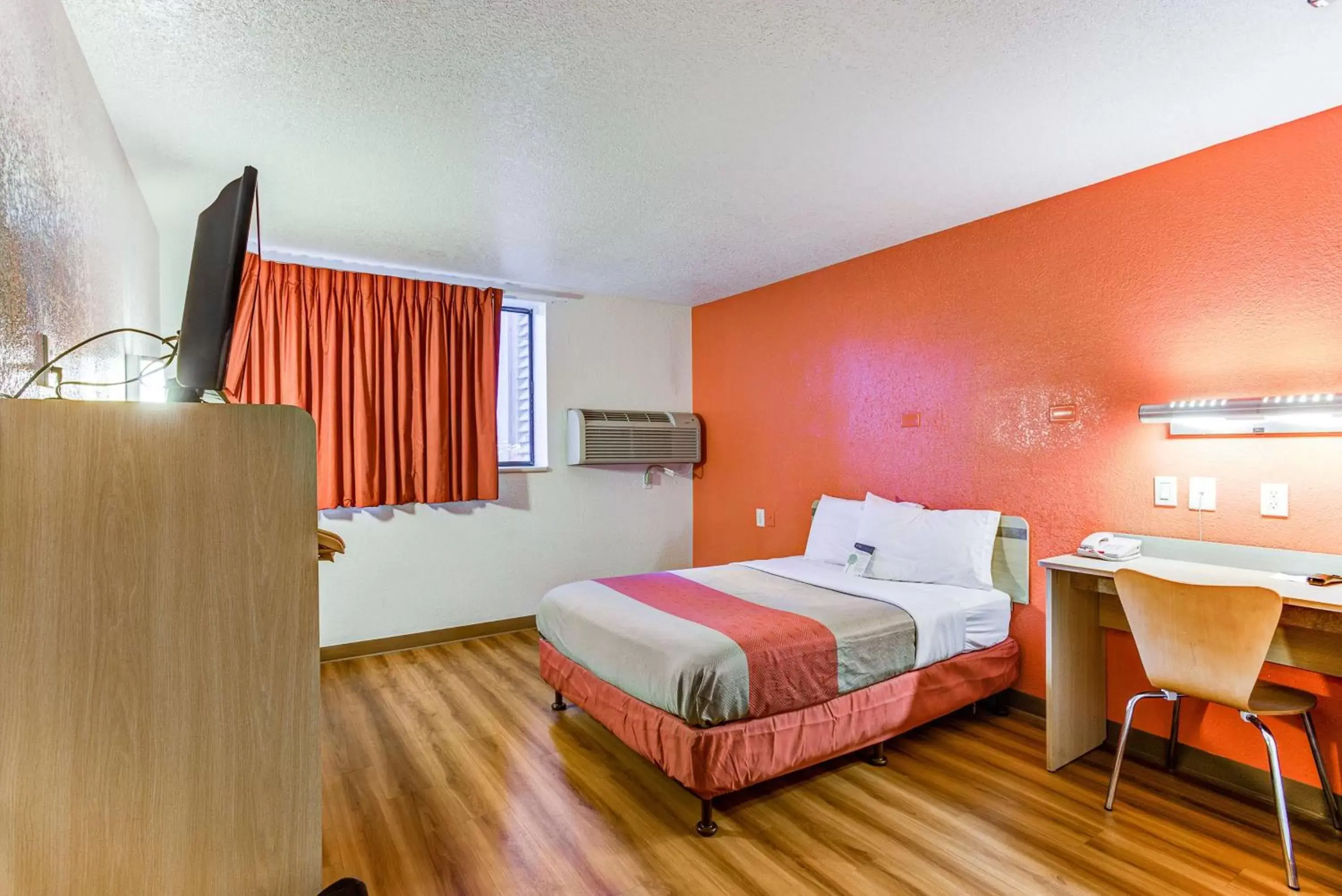 Queen Room - Disability Access - Non-Smoking in Motel 6-Portland, OR - Tigard West Queen Room - Disability Access - Non-Smoking in Motel 6-Portland, OR - Tigard West
