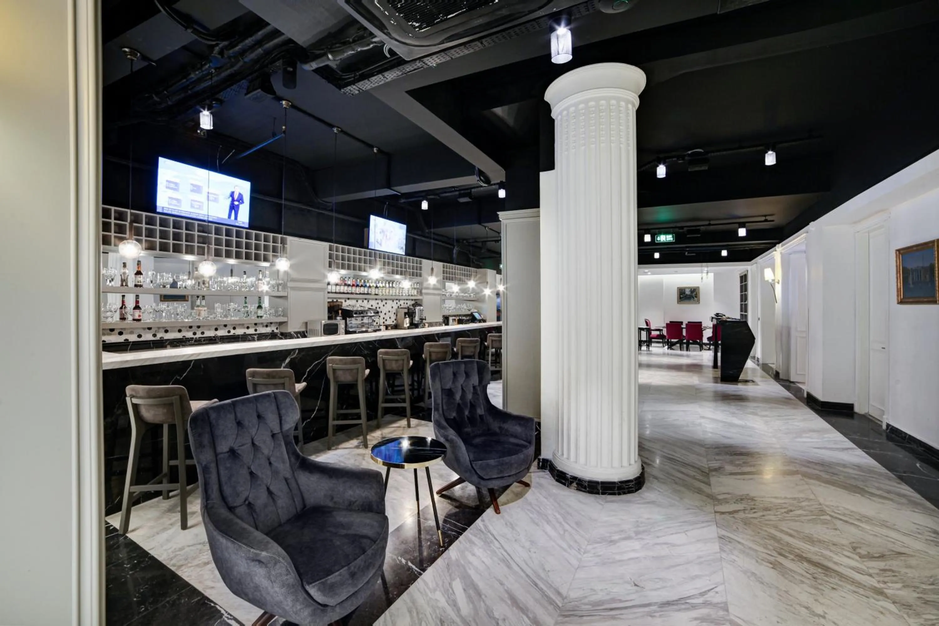 Lounge or bar in White Monarch Hotel