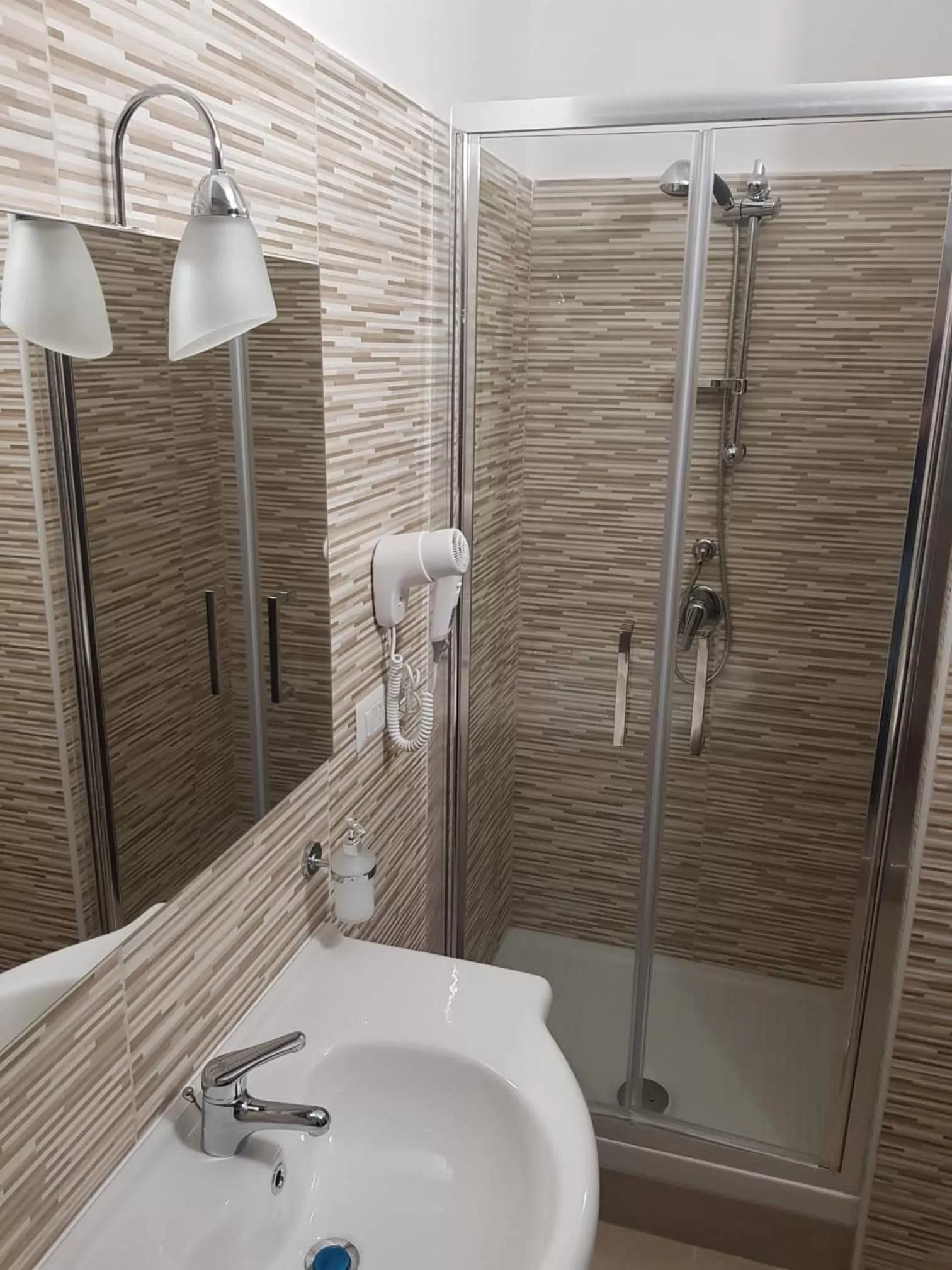 Bathroom in Montesarchiorooms