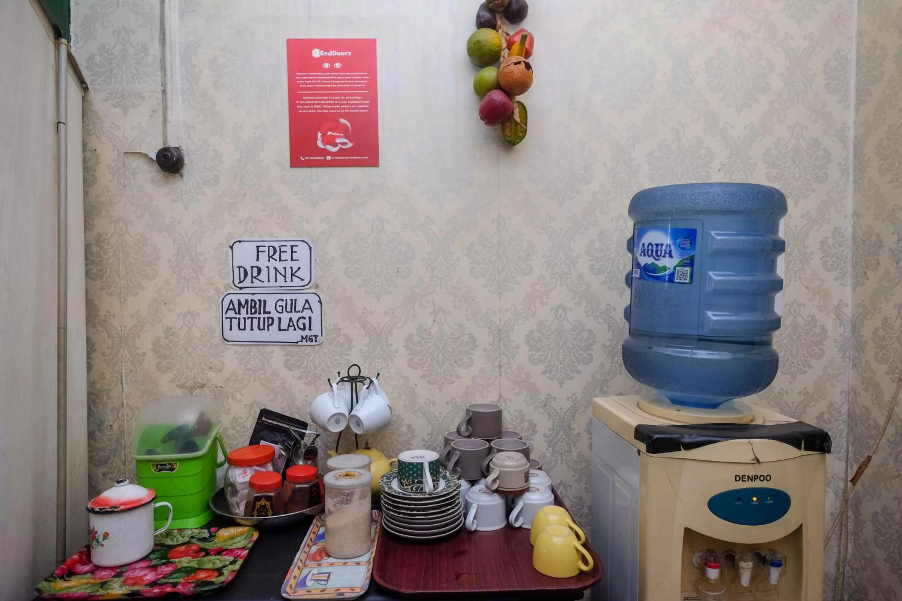 Area and facilities in RedDoorz at Mamagayo Inn Yogyakarta