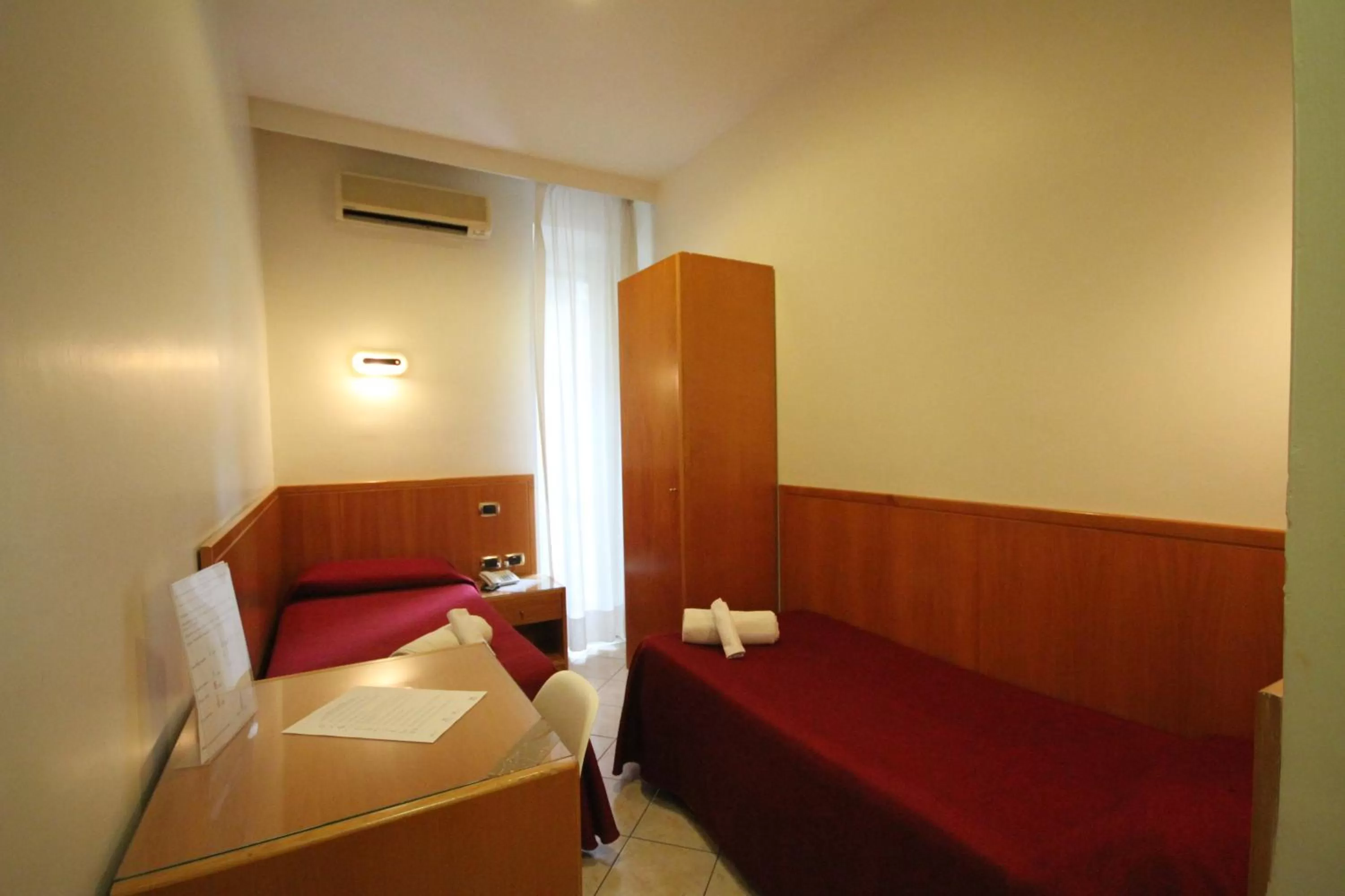 Twin Room with Shared Bathroom in Hotel Zara Napoli
