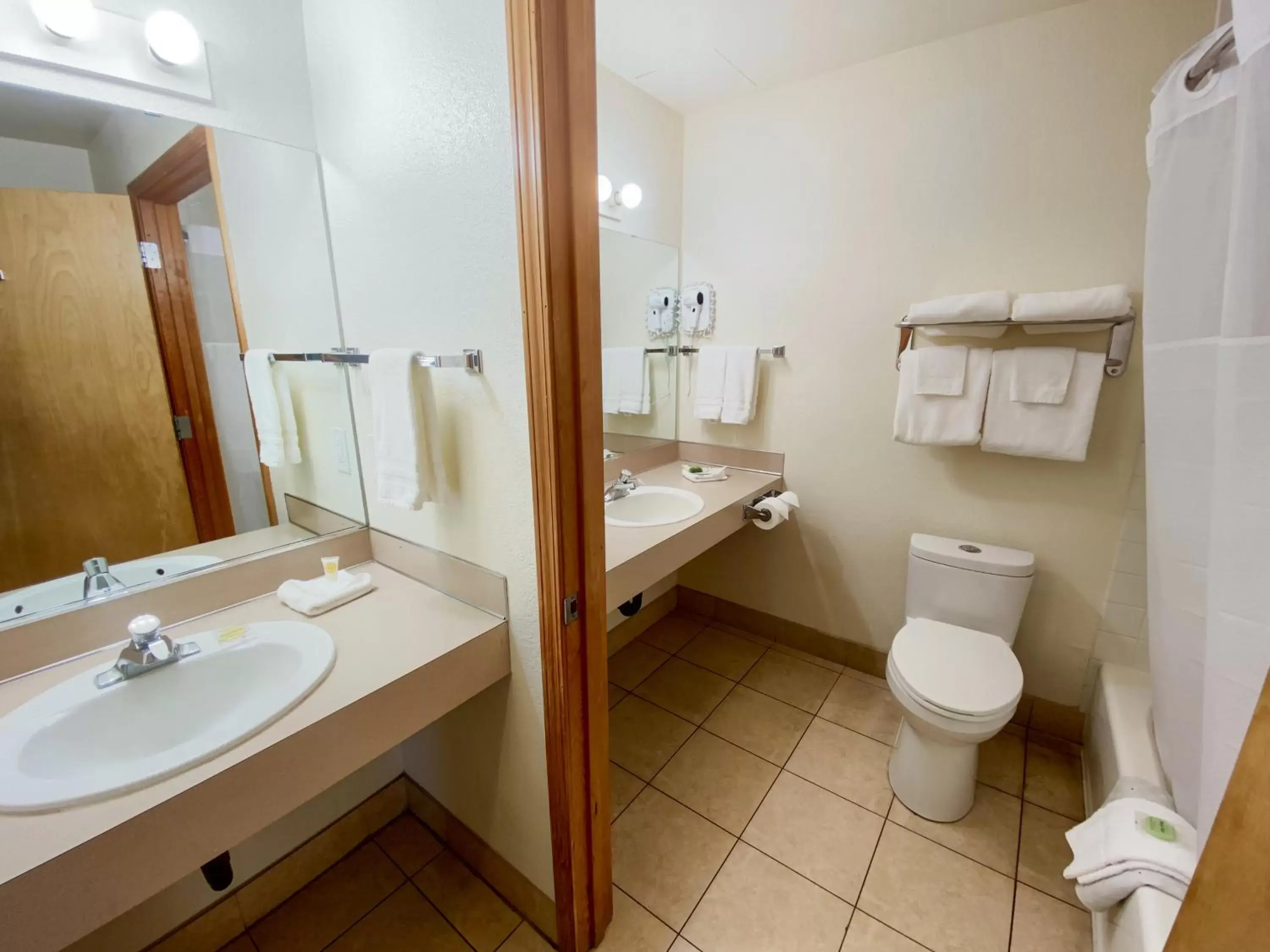 Queen Room - Non-Smoking - Pet Friendly in Sisters Inn & Suites Queen Room - Non-Smoking - Pet Friendly in Sisters Inn & Suites