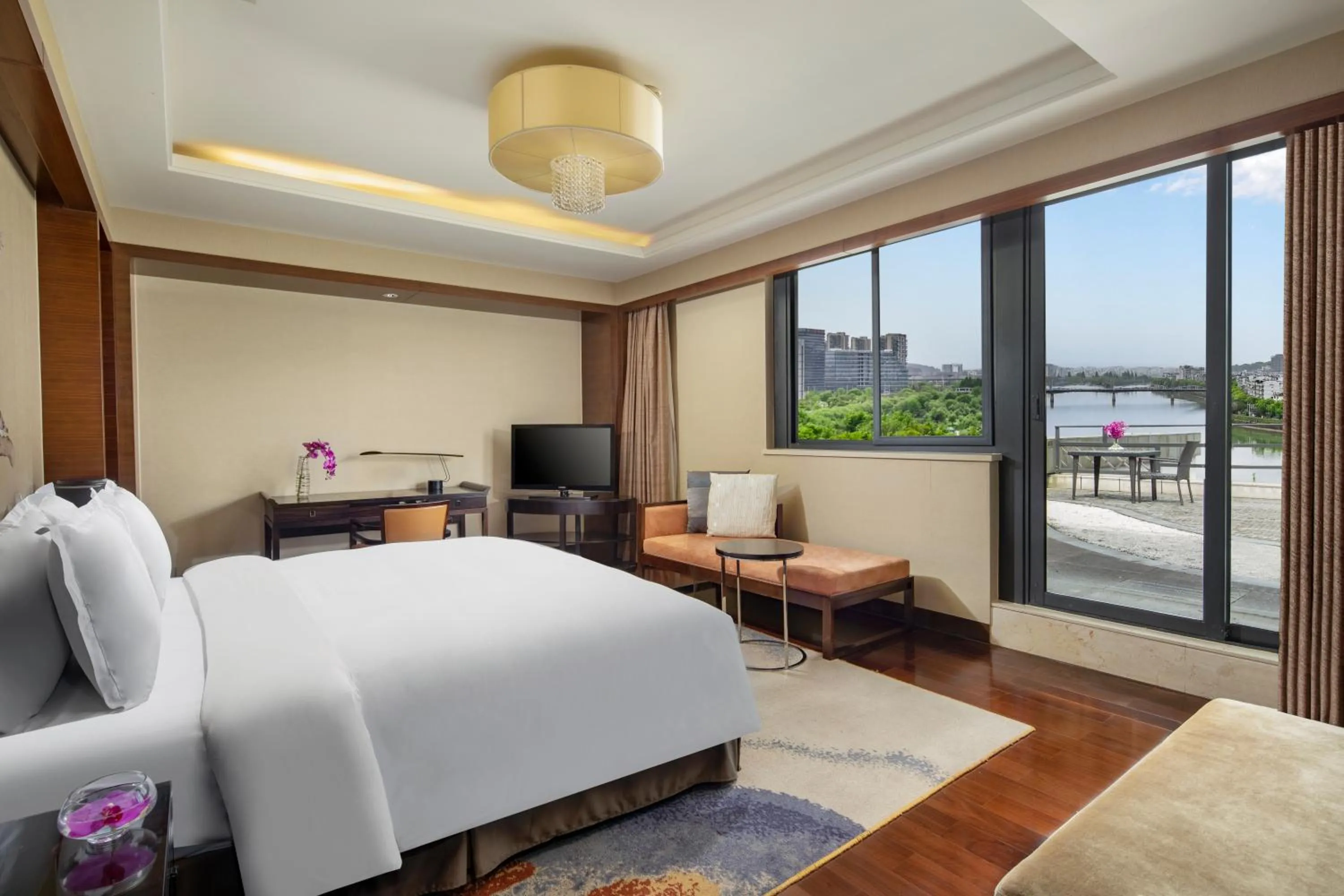 Photo of the whole room, Bed in Crowne Plaza Huangshan Yucheng by IHG