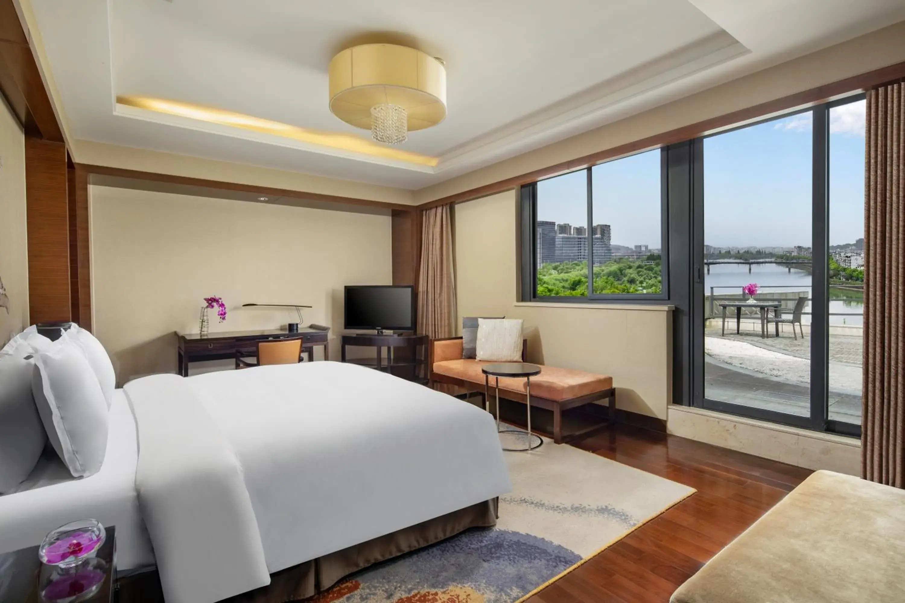 One-Bedroom Suite with Balcony in Crowne Plaza Huangshan Yucheng by IHG One-Bedroom Suite with Balcony in Crowne Plaza Huangshan Yucheng by IHG