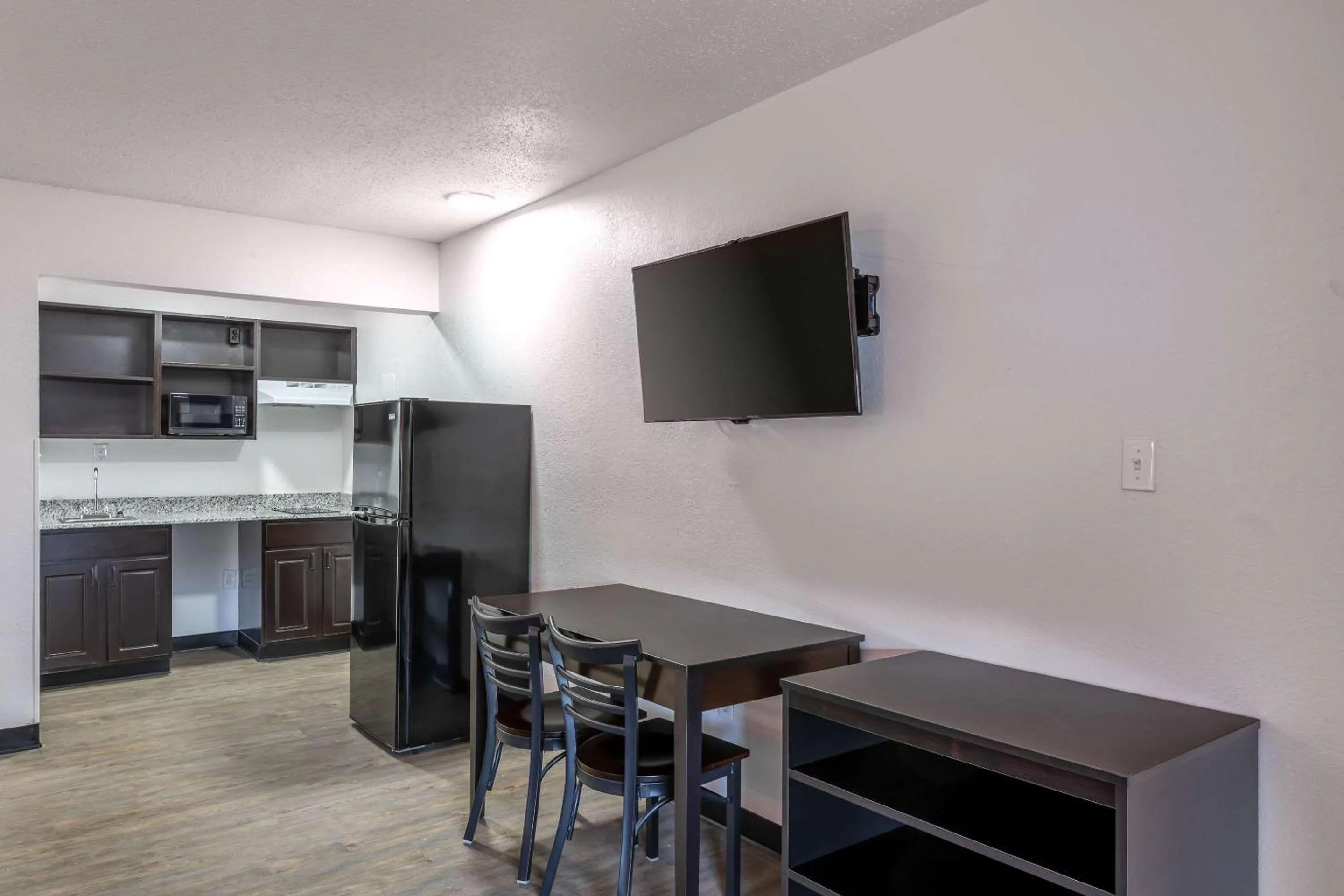 Kitchen or kitchenette in Suburban Studios Spartanburg - I-26