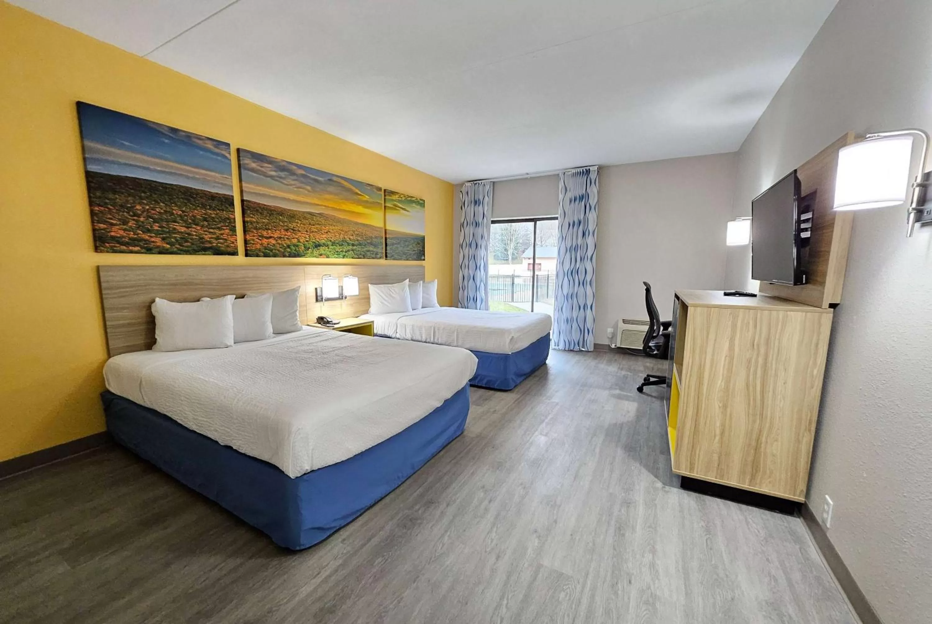 Photo of the whole room, Bed in Days Inn by Wyndham Berlin Meriden