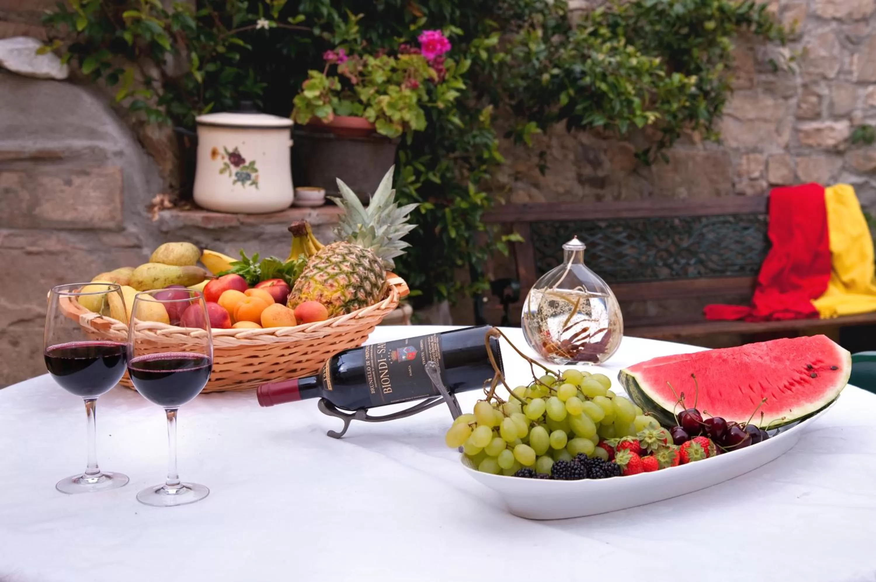 Decorative detail in Ulivo Rosso