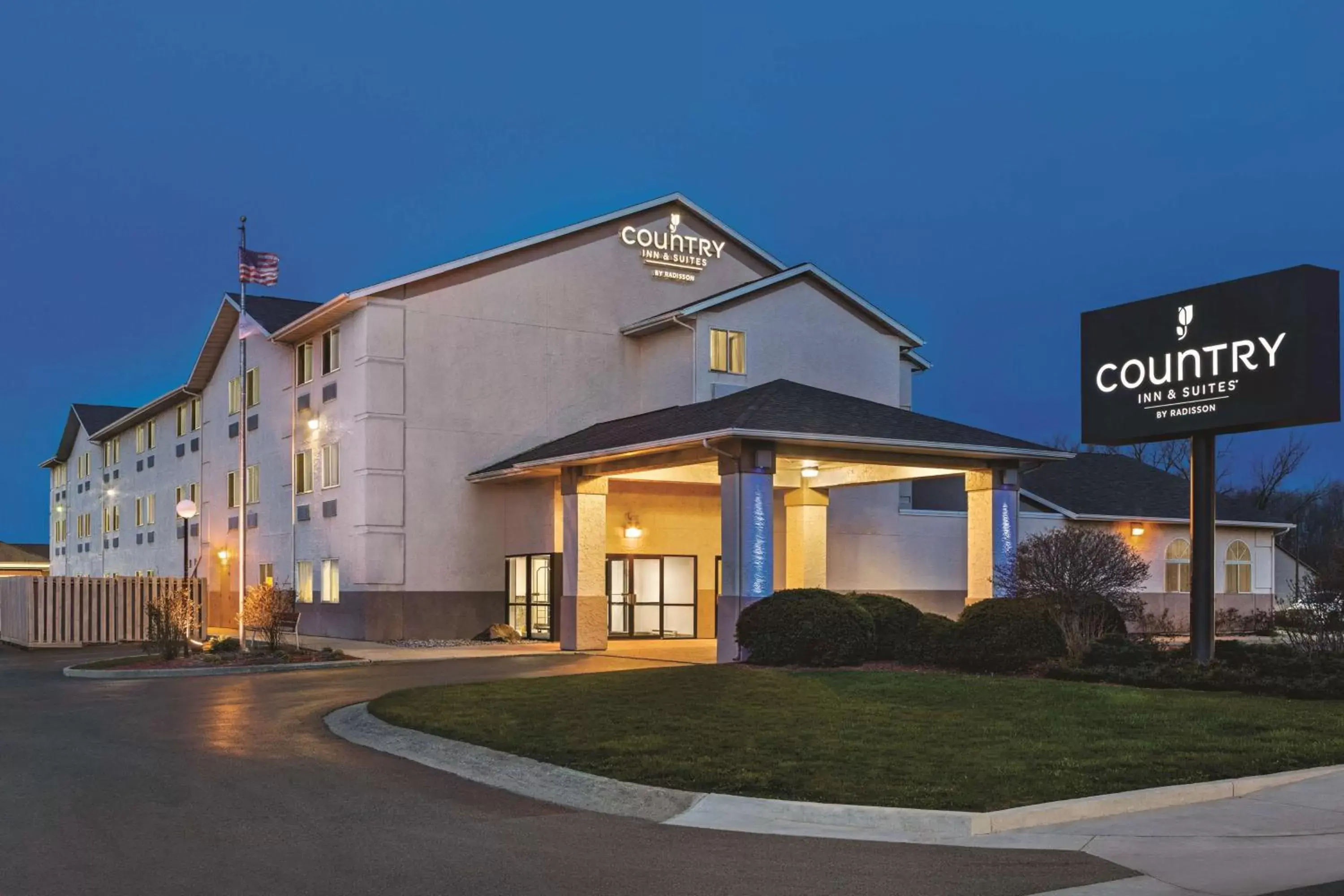 Property Building in Country Inn & Suites by Radisson, Auburn, IN Property Building in Country Inn & Suites by Radisson, Auburn, IN
