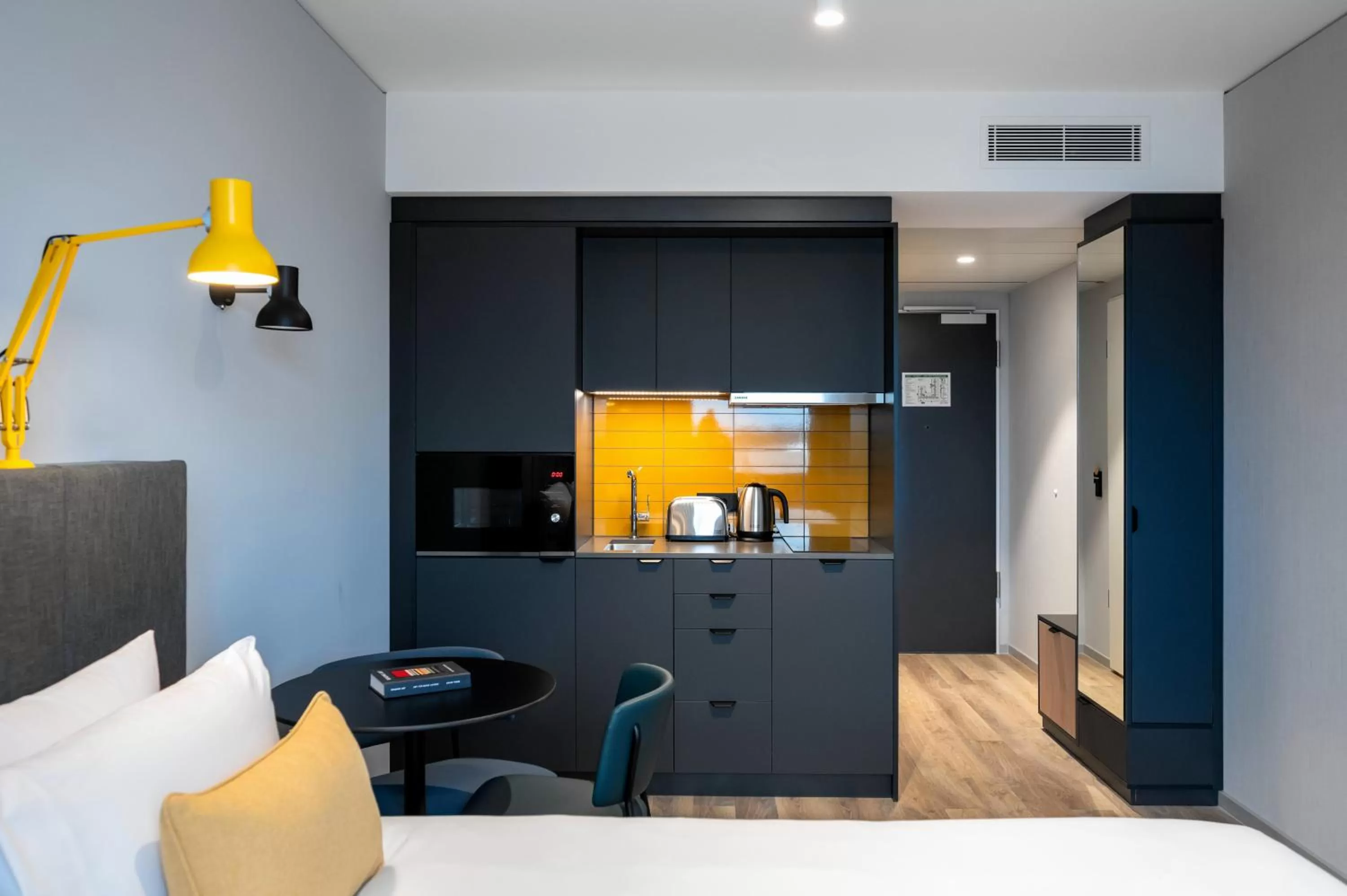 Kitchen or kitchenette, Bed in Staycity Aparthotels Frankfurt Airport