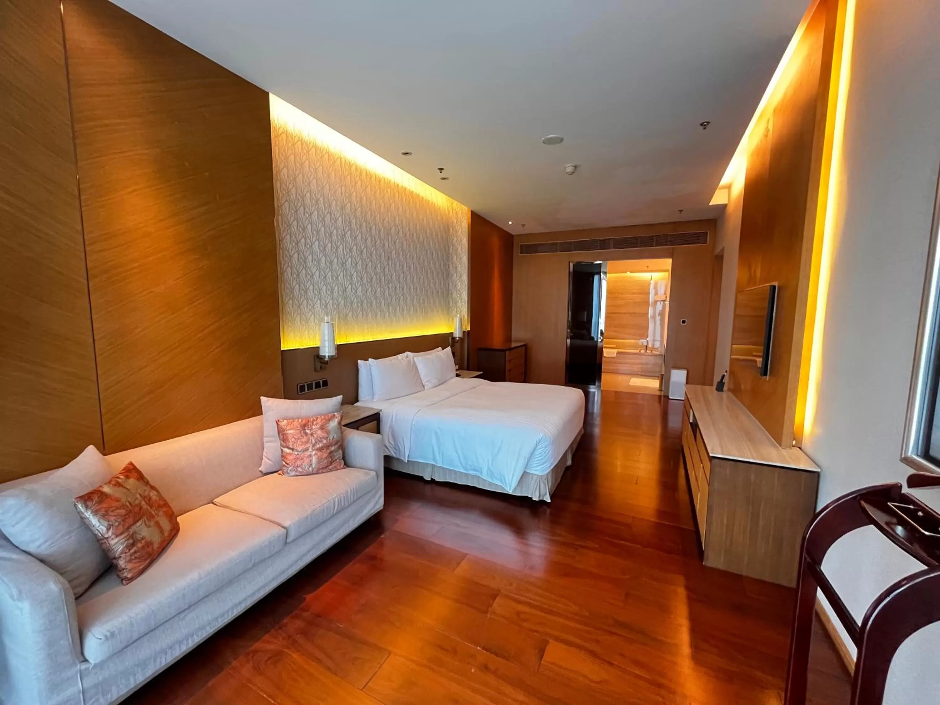 Toilet, Bed in The OCT Harbour, Shenzhen - Marriott Executive Apartments