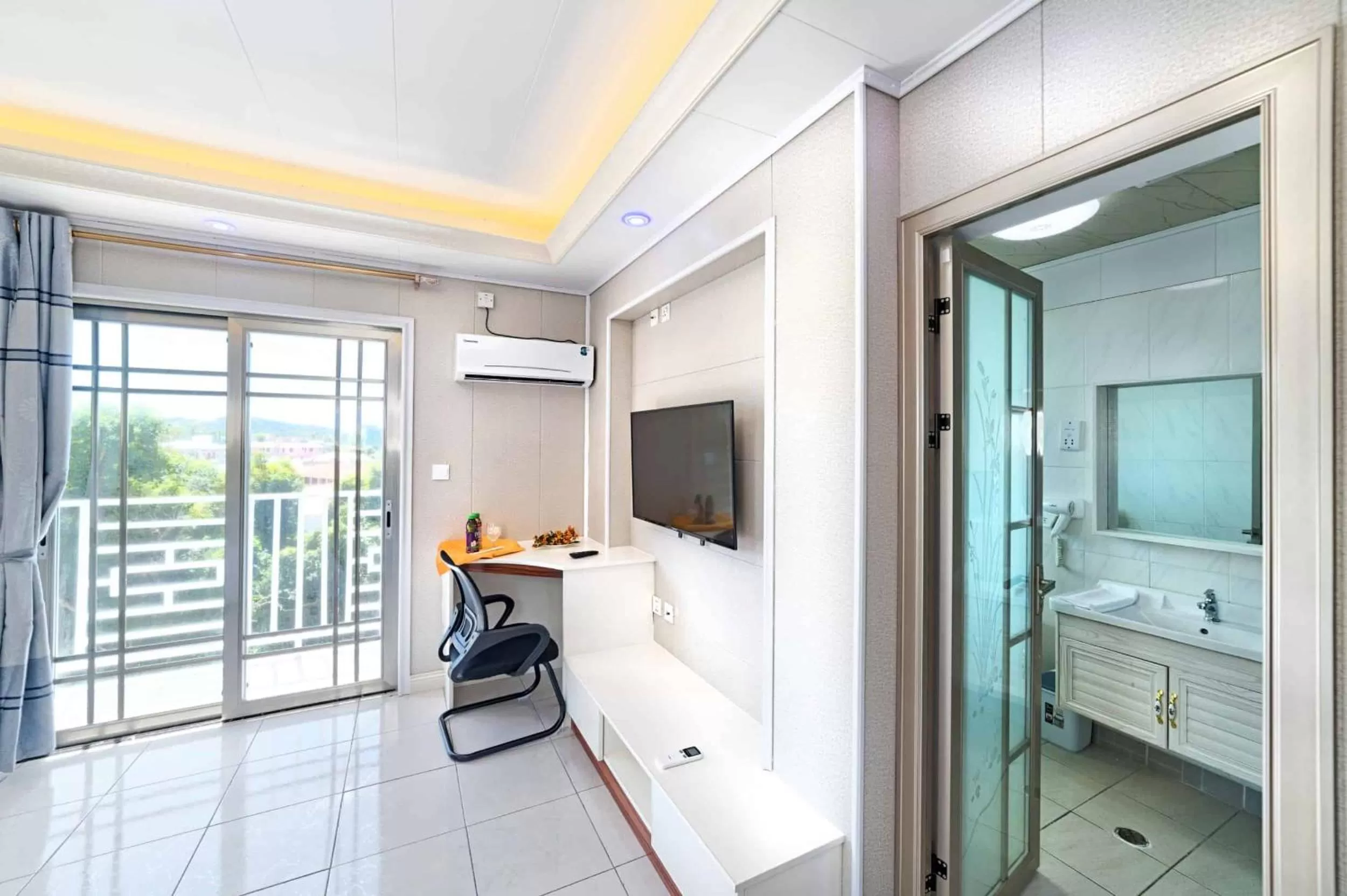 TV and multimedia, TV/Entertainment Center in Riverside Hotel