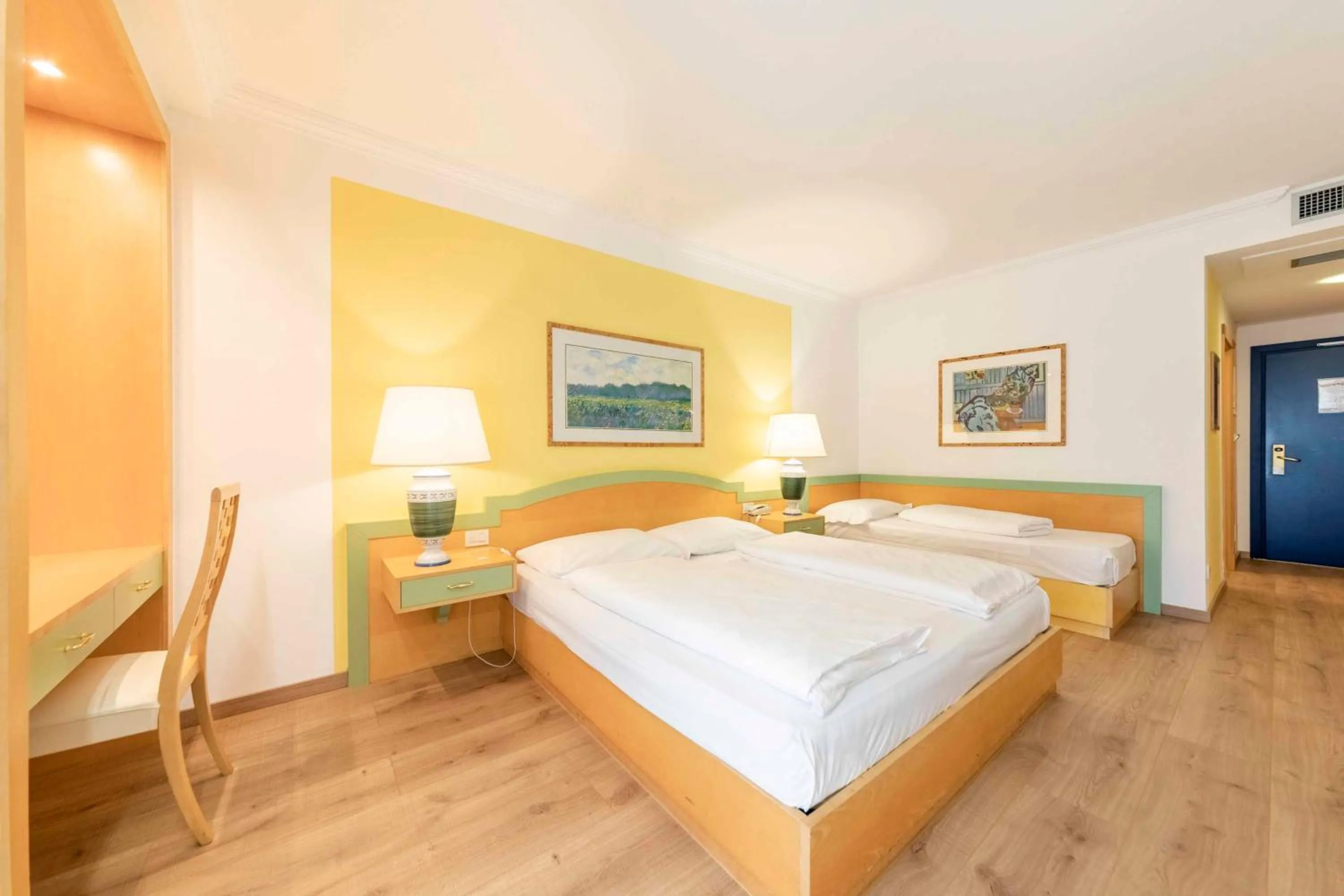 Photo of the whole room, Bed in Business Resort Parkhotel Werth