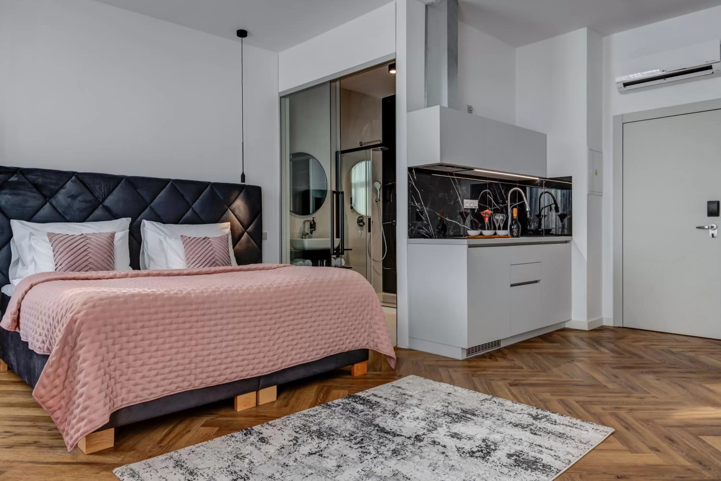 Shower, Bed in Hotel Central Park