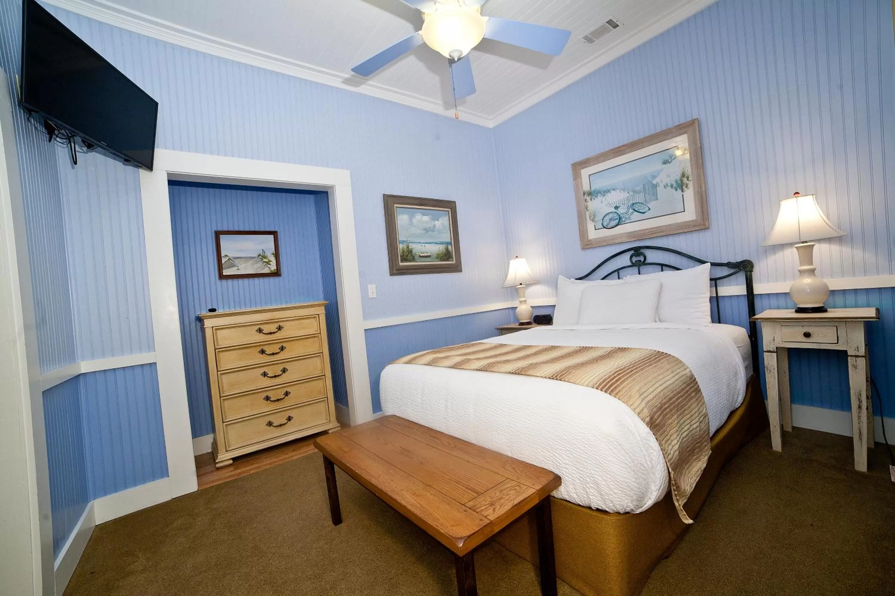 Bed in Georgianne Inn & Suites check in 212 Bulter Ave