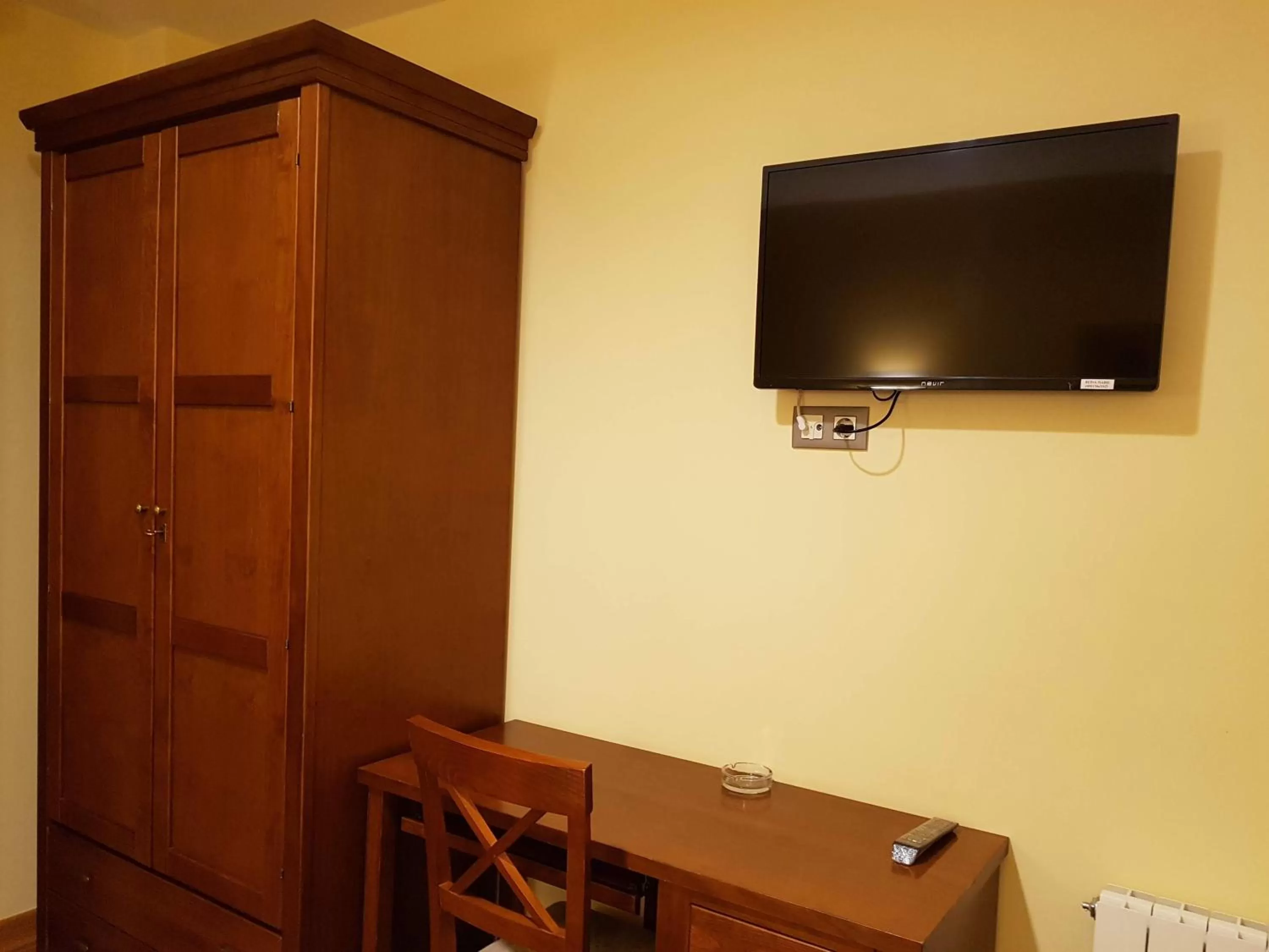 TV and multimedia in Hotel Reina Isabel