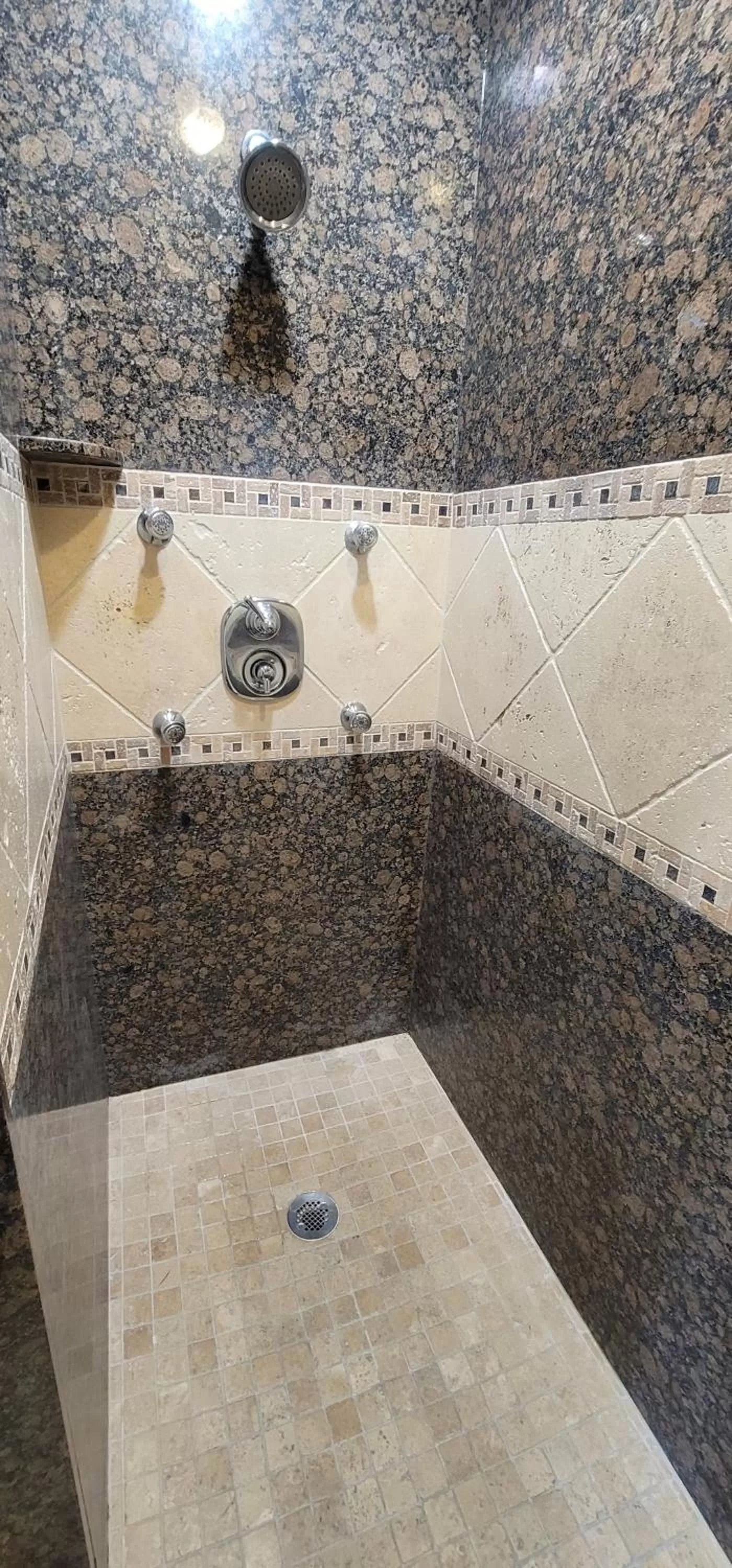 Shower in Beachwalker Inn & Suites