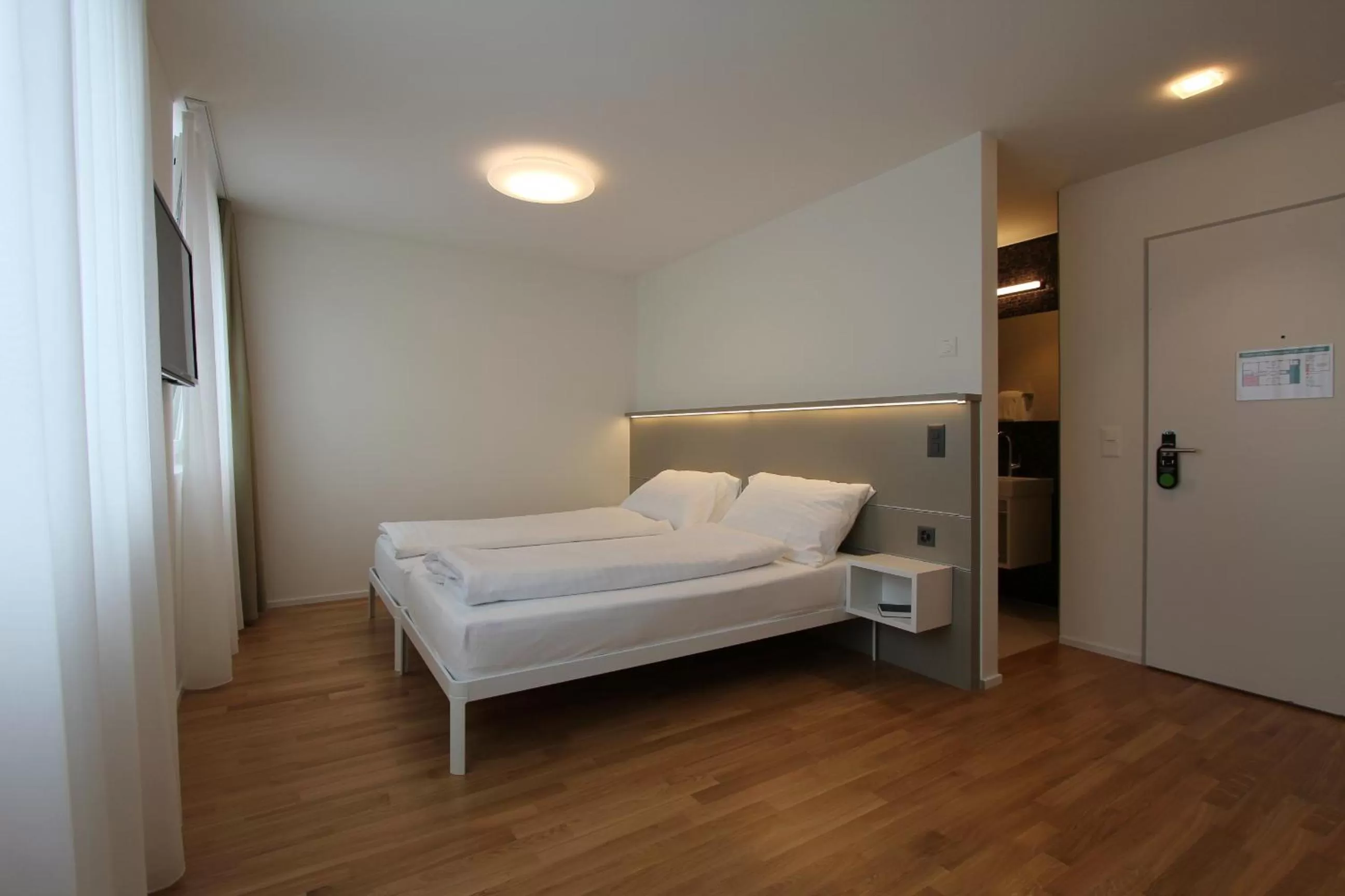 Photo of the whole room, Bed in Hotel Flawil