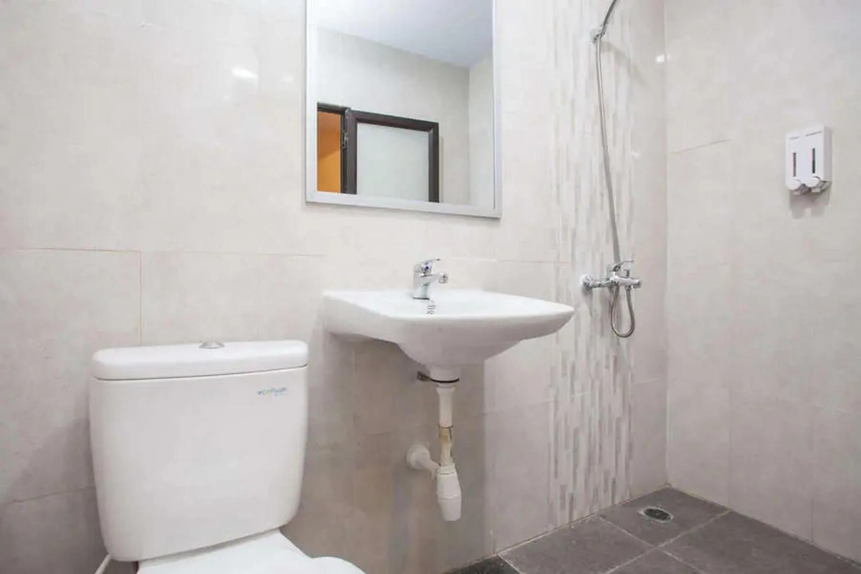 Bathroom in RedDoorz Premium @ Jalan Cengkeh Malang