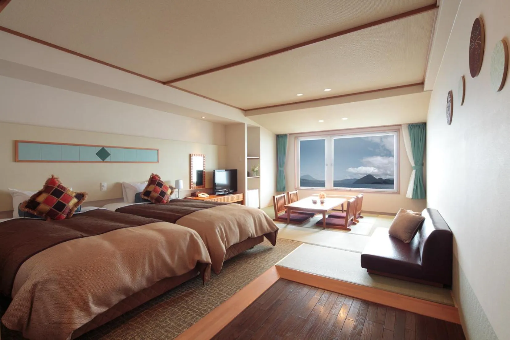 Photo of the whole room, Bed in Toyako Manseikaku Hotel Lakeside Terrace
