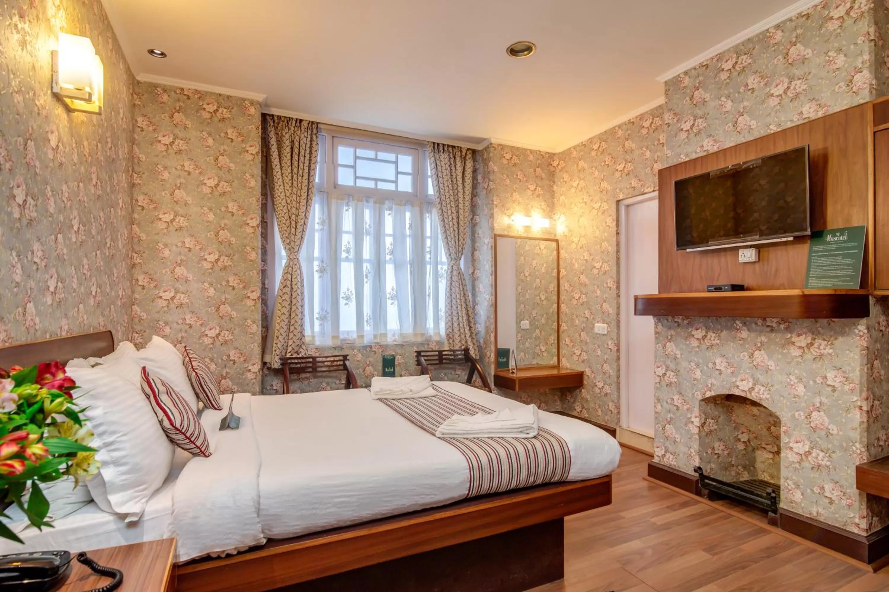 Bedroom, Bed in Muscatel Spring Burn - 100 Mts from Mall Road