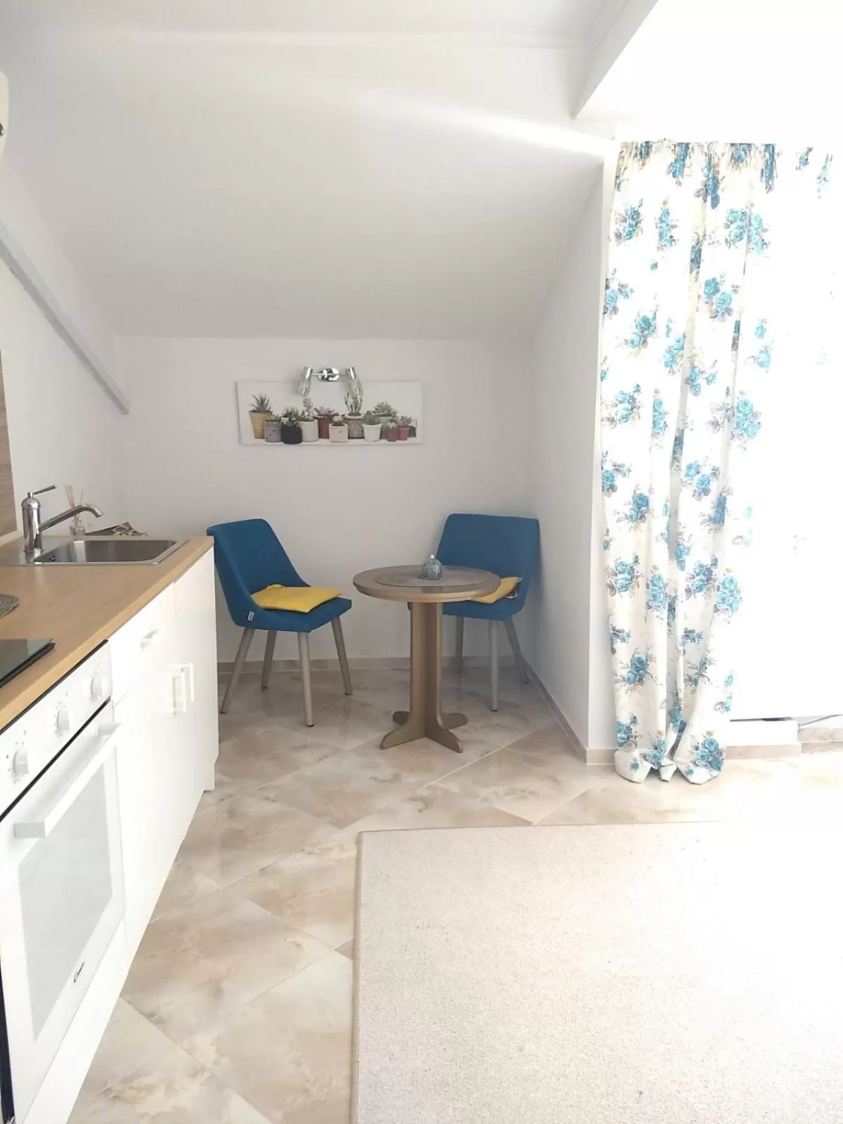 Kitchen or kitchenette, Seating Area in White Rose Family Guest House