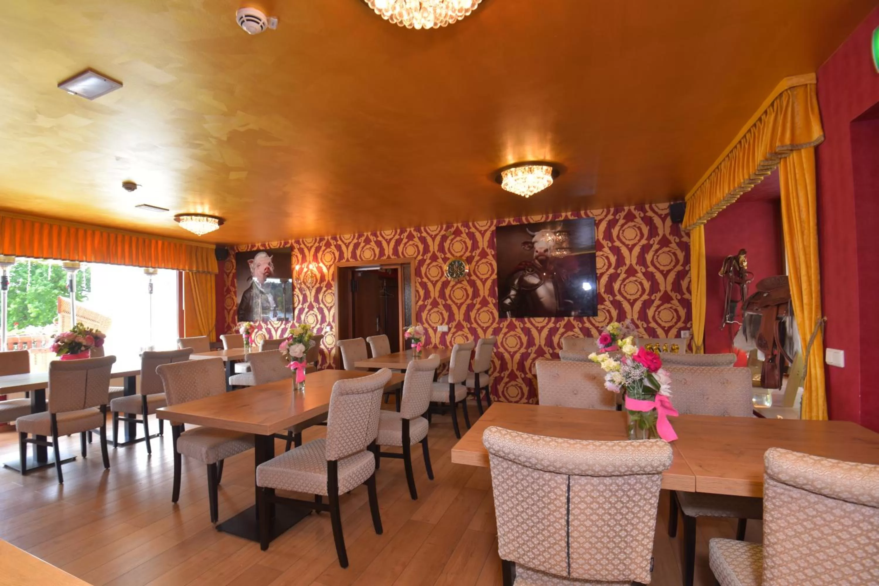 Restaurant/Places to Eat in Riverdam