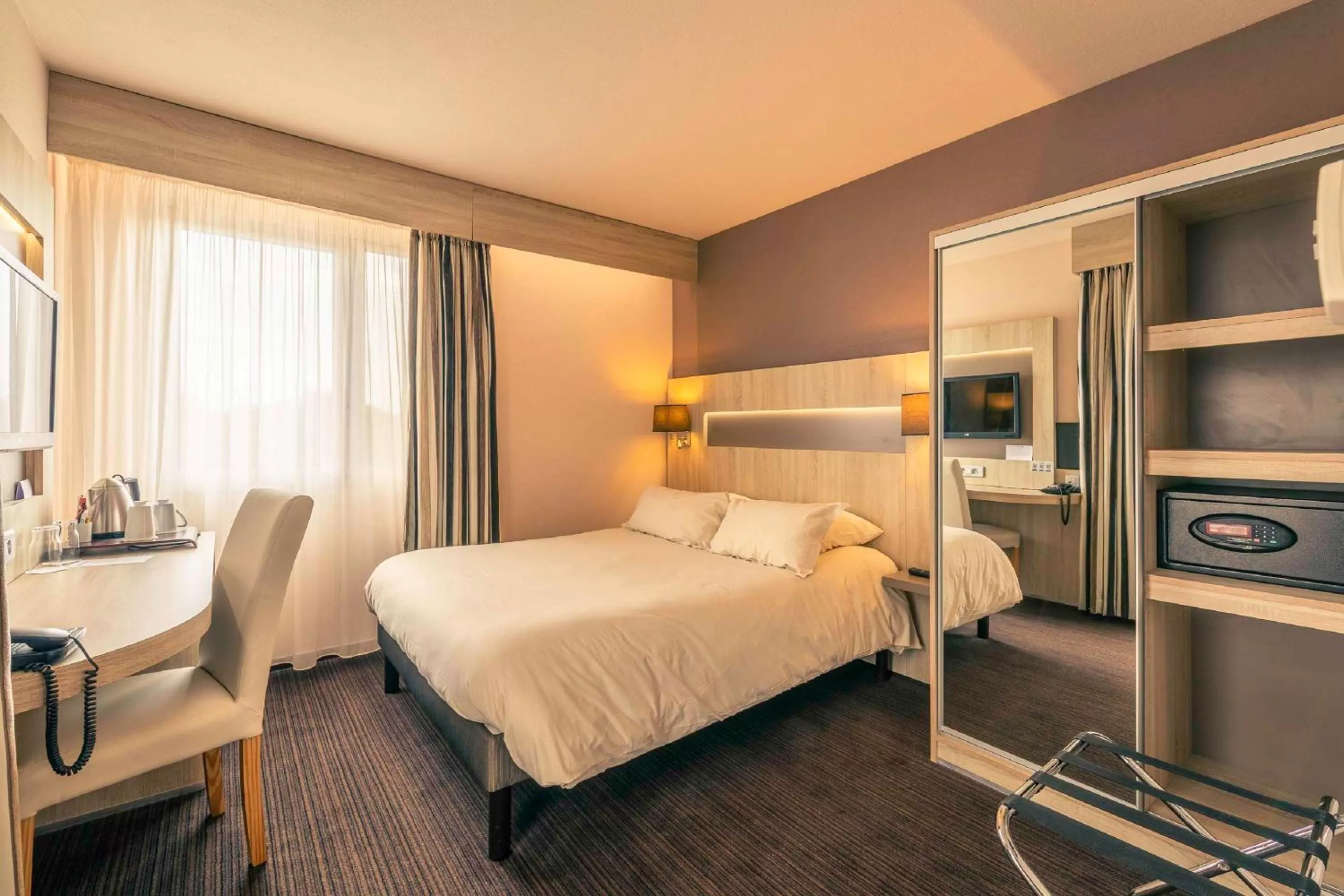 Bedroom, Bed in Best Western Marseille Aeroport