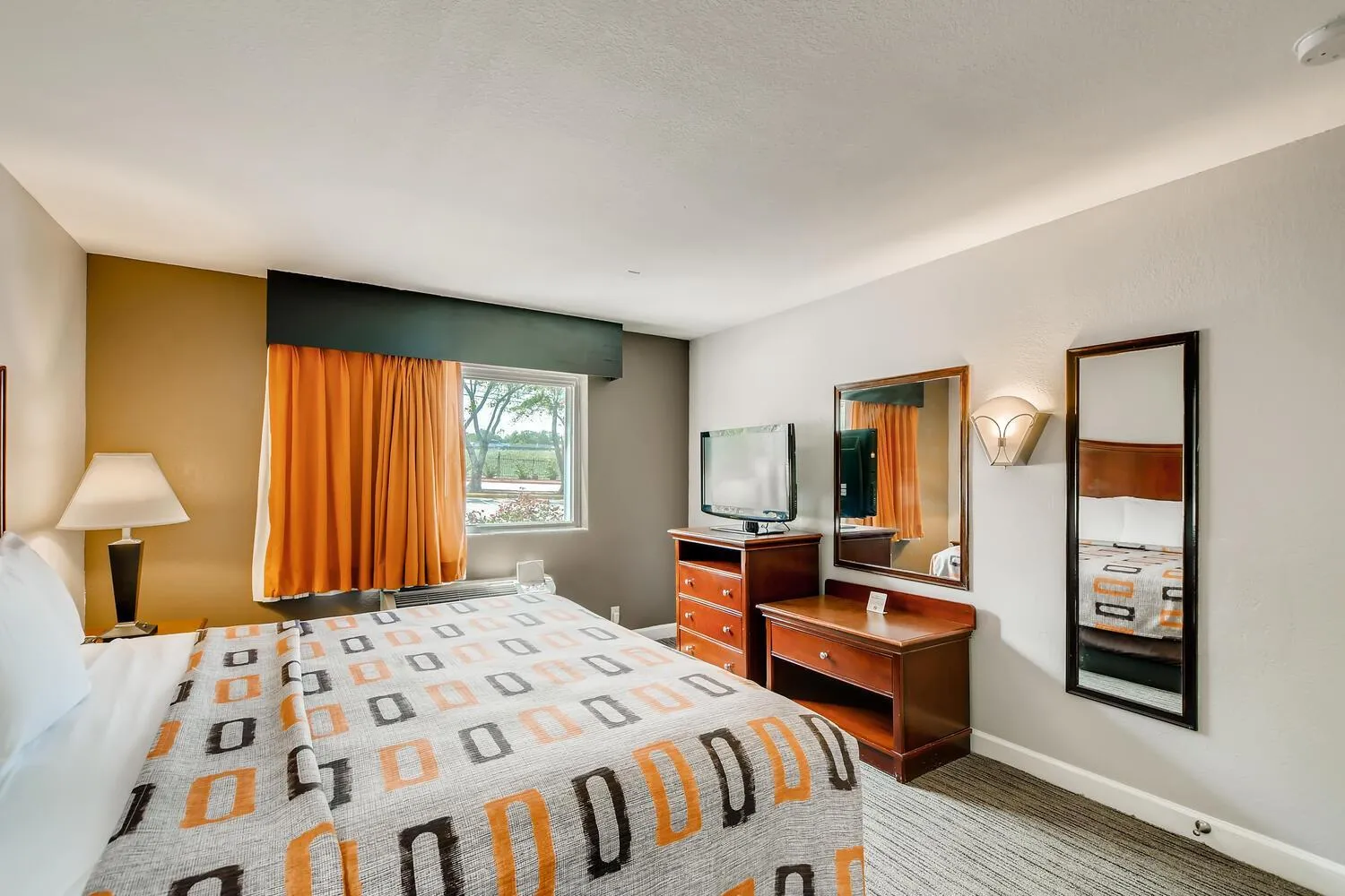 Photo of the whole room, Bed in Orangewood Inn and Suites Midtown