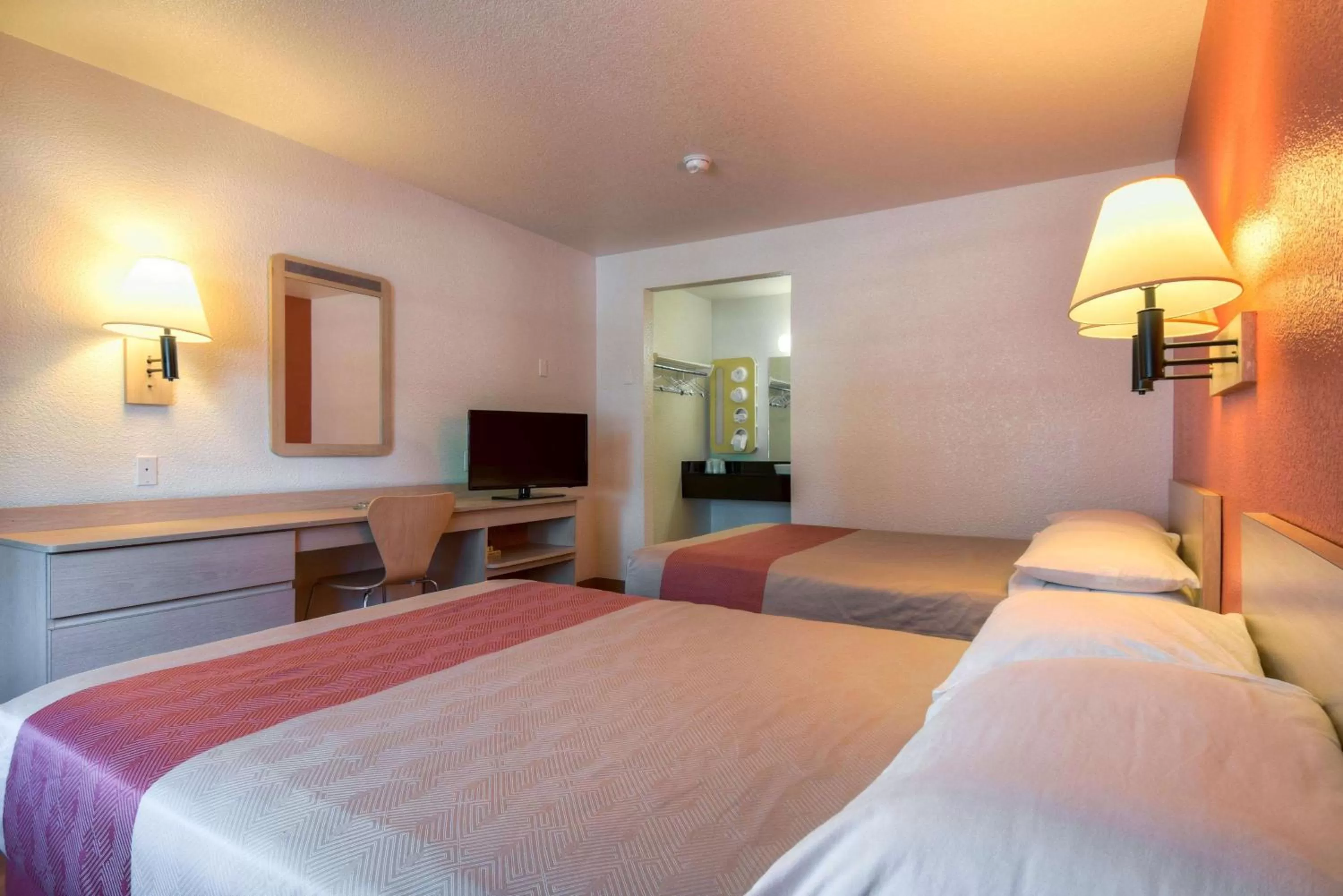 TV and multimedia, Bed in Motel 6-San Dimas, CA - Los Angeles